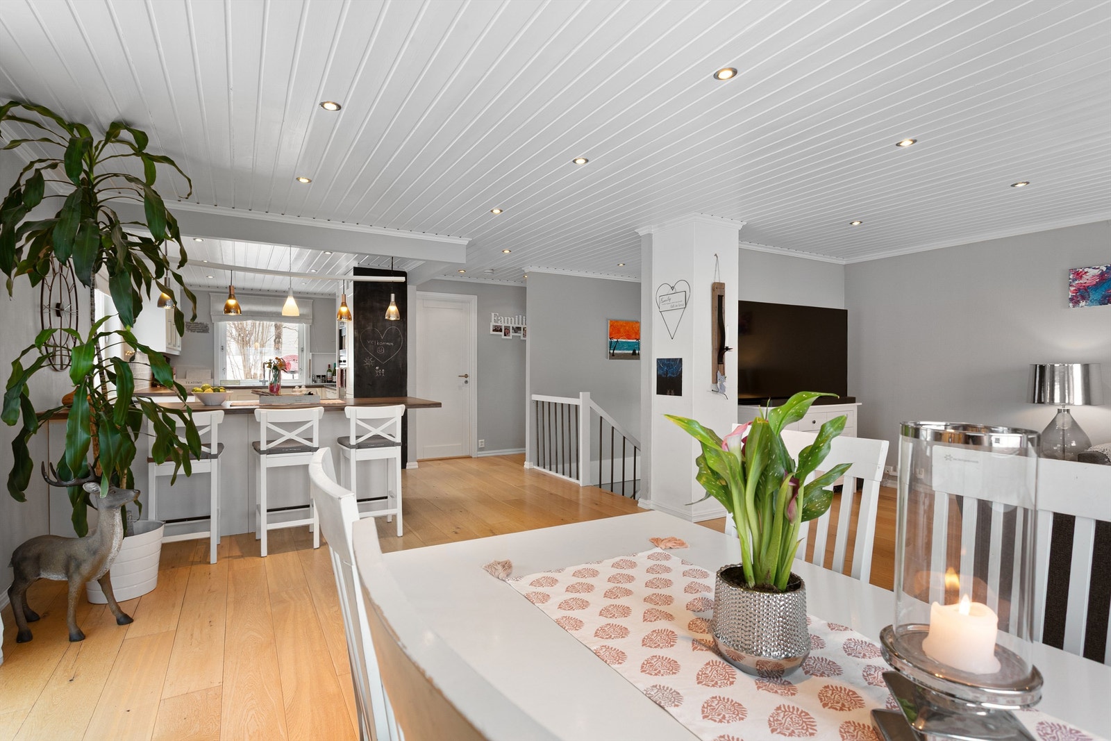 Den åpne løsningen mot kjøkkenet skaper en god flyt mellom sonene. Galleribilde