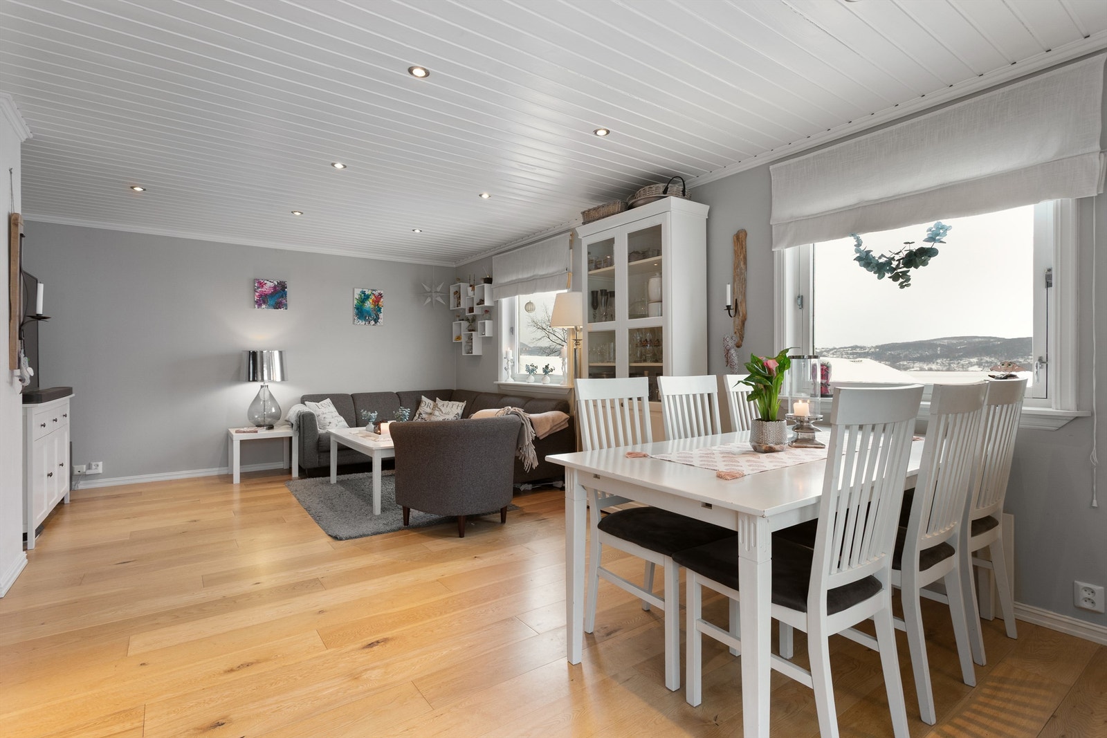 Fra stuen er det en fin utsikt mot fjorden. Galleribilde