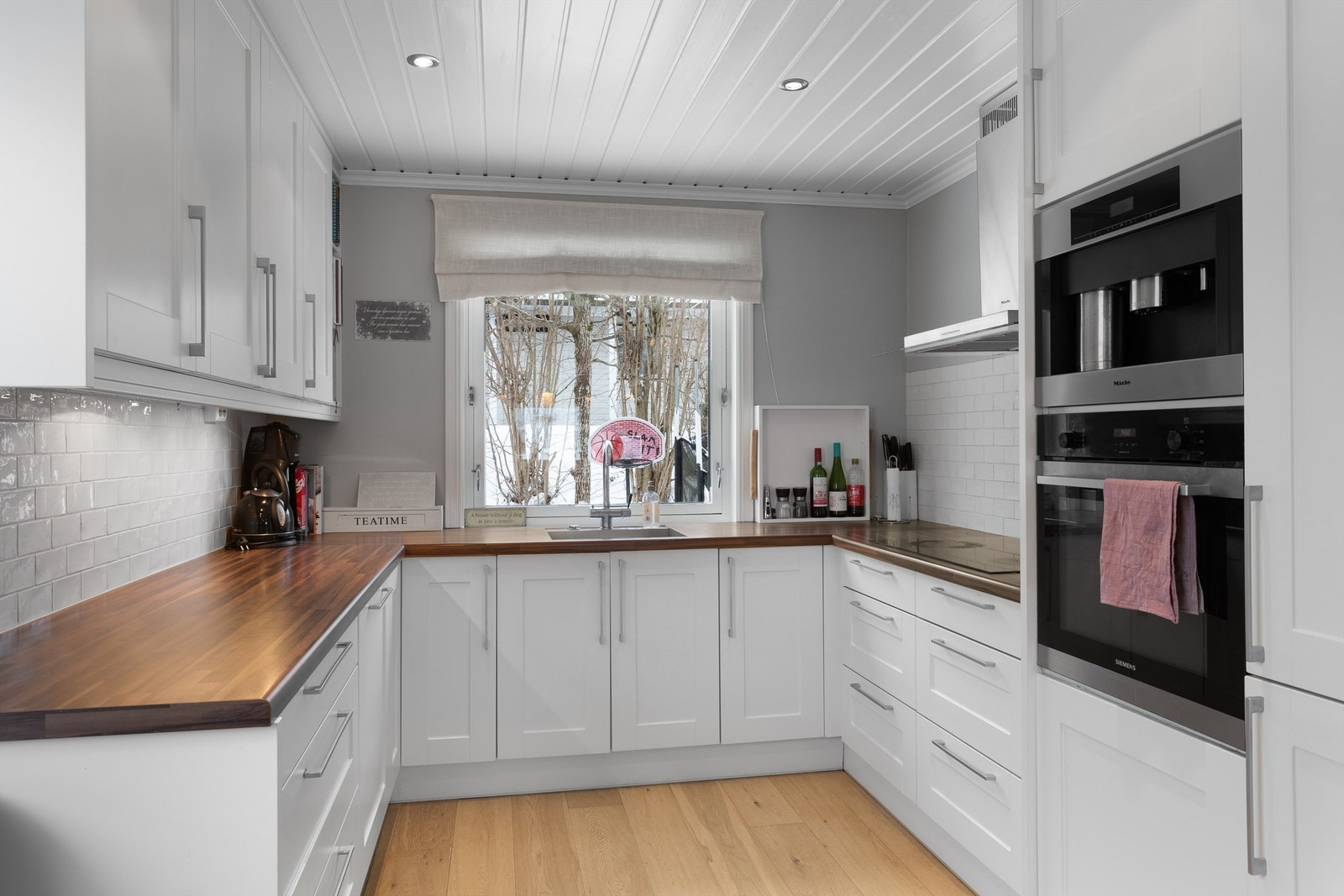 Godt med skap- og benkeplass i en praktisk U-formet kjøkkeninnredning. Galleribilde