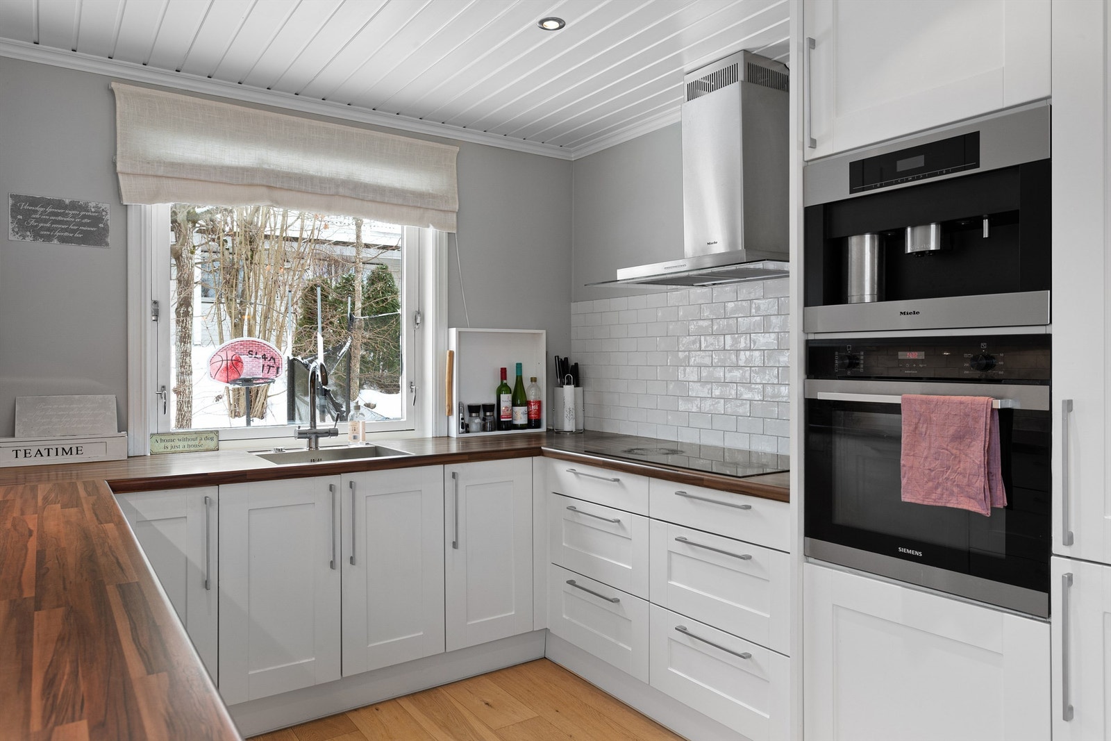 Kjøkkenet har helintegrerte hvitevarer. Galleribilde