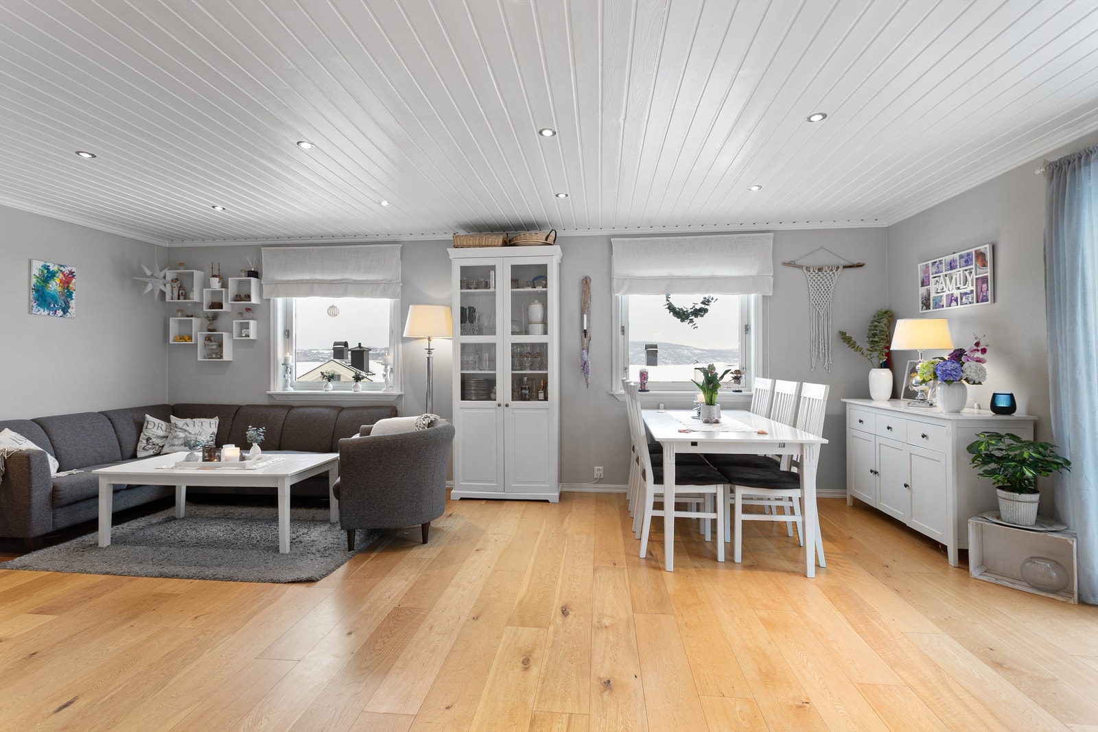 Stuen og spisestuen er et lyst og åpent rom med god plass til både sofagruppe og spisebord. Galleribilde