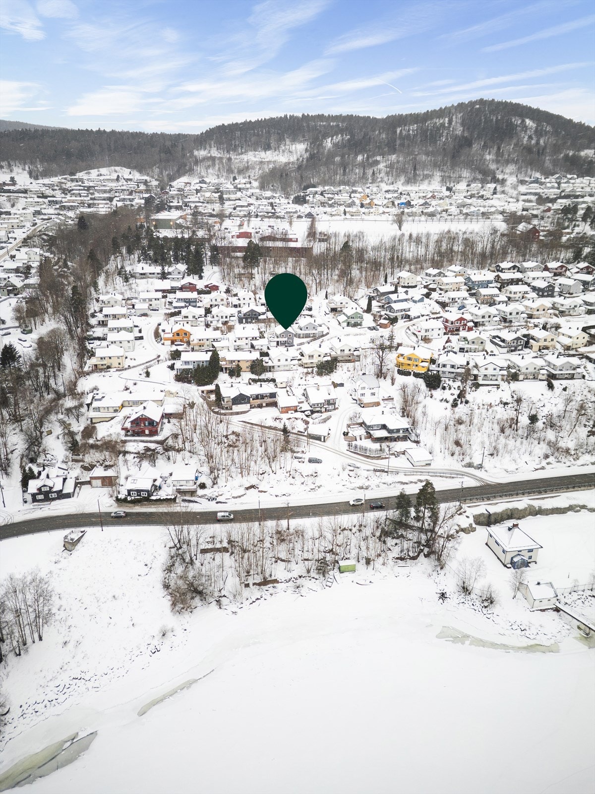 Med bussholdeplass kun 3-4 minutters gange unna, er det enkel kommunikasjon til Drammen sentrum. Galleribilde