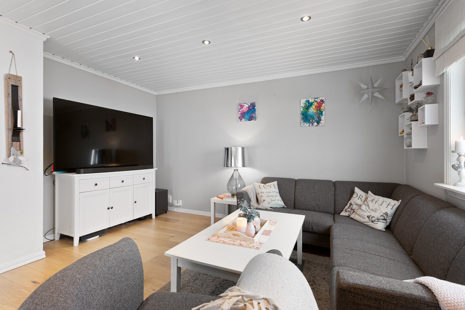 En egen sone for TV-krok gir en naturlig inndeling av stuen. Galleribilde