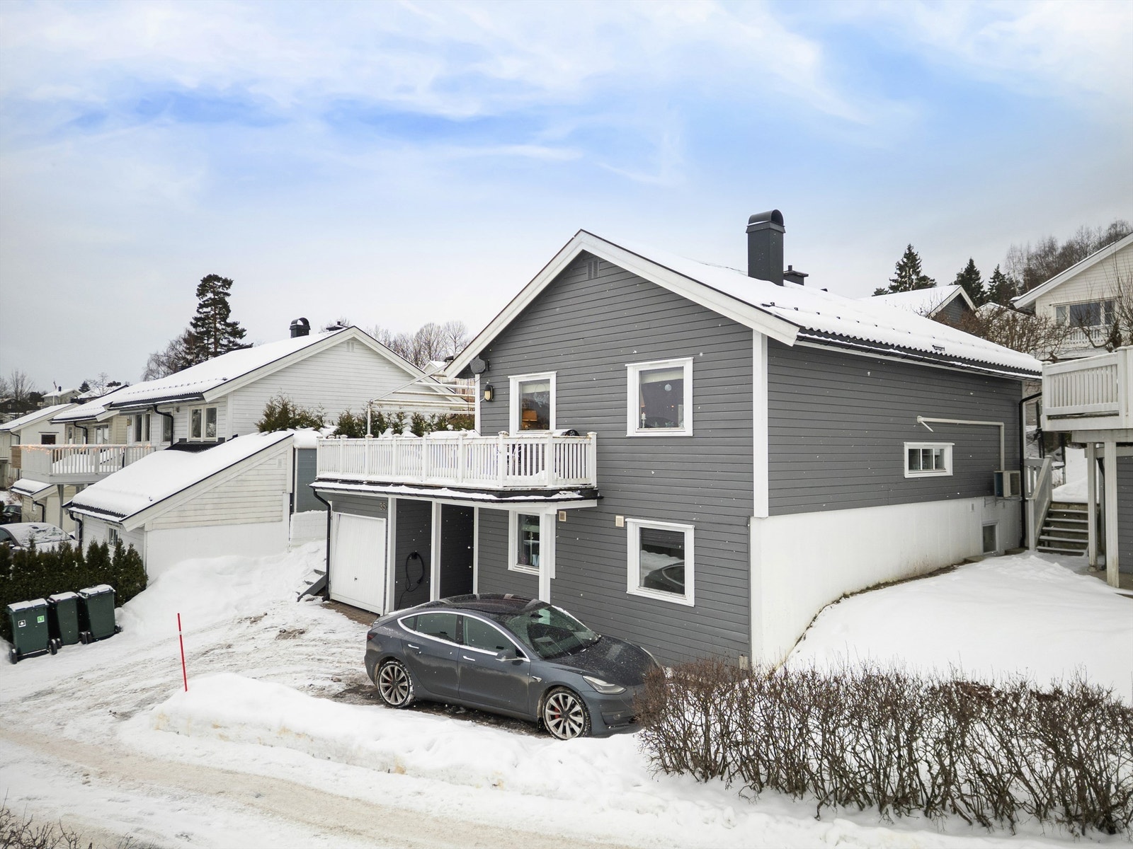 Parkering i integrert garasje med el-billader og disponibel gårdsplass. Galleribilde