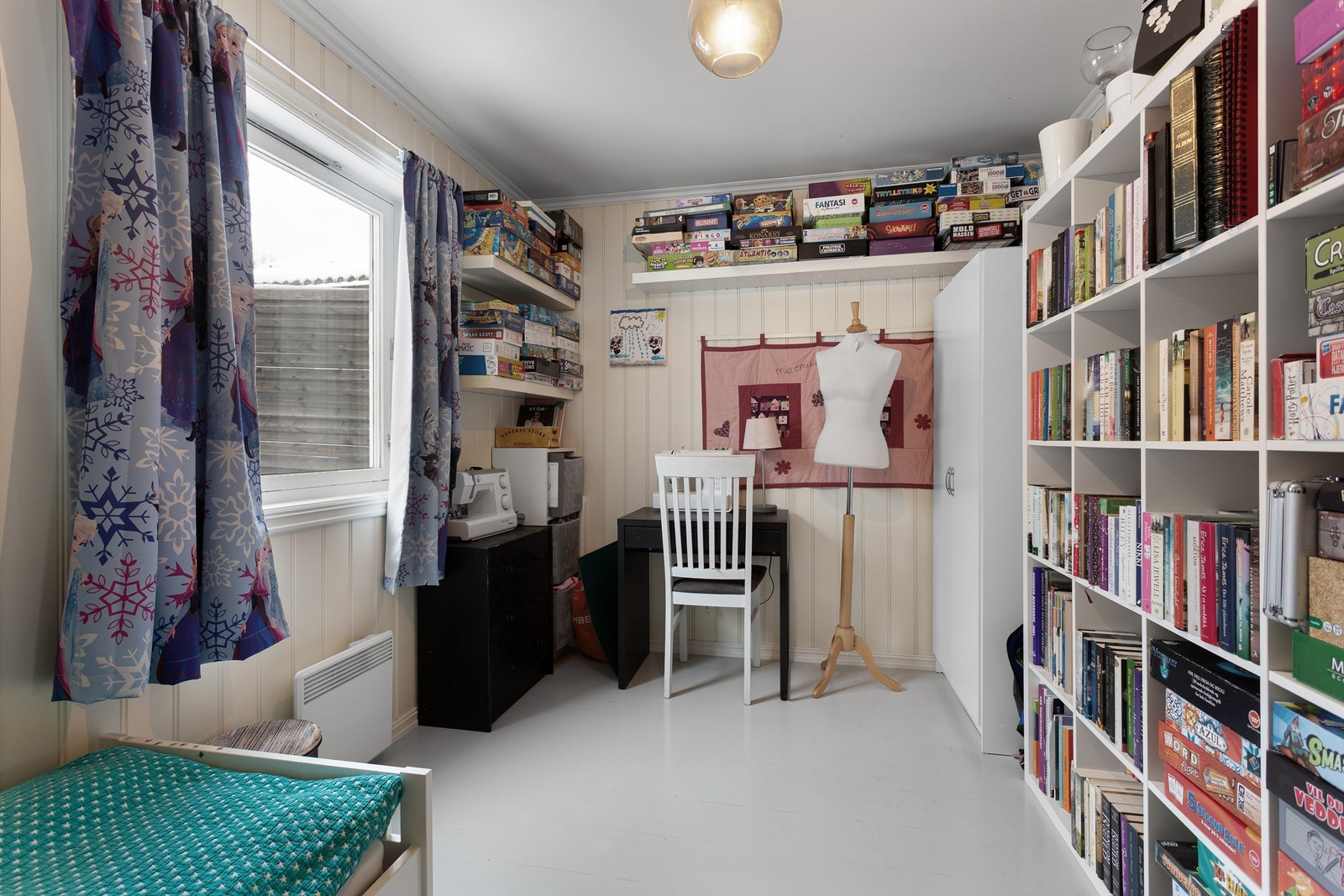 Det tredje soverommet i første etasje egner seg godt som barnerom, gjesterom eller kontor. Galleribilde