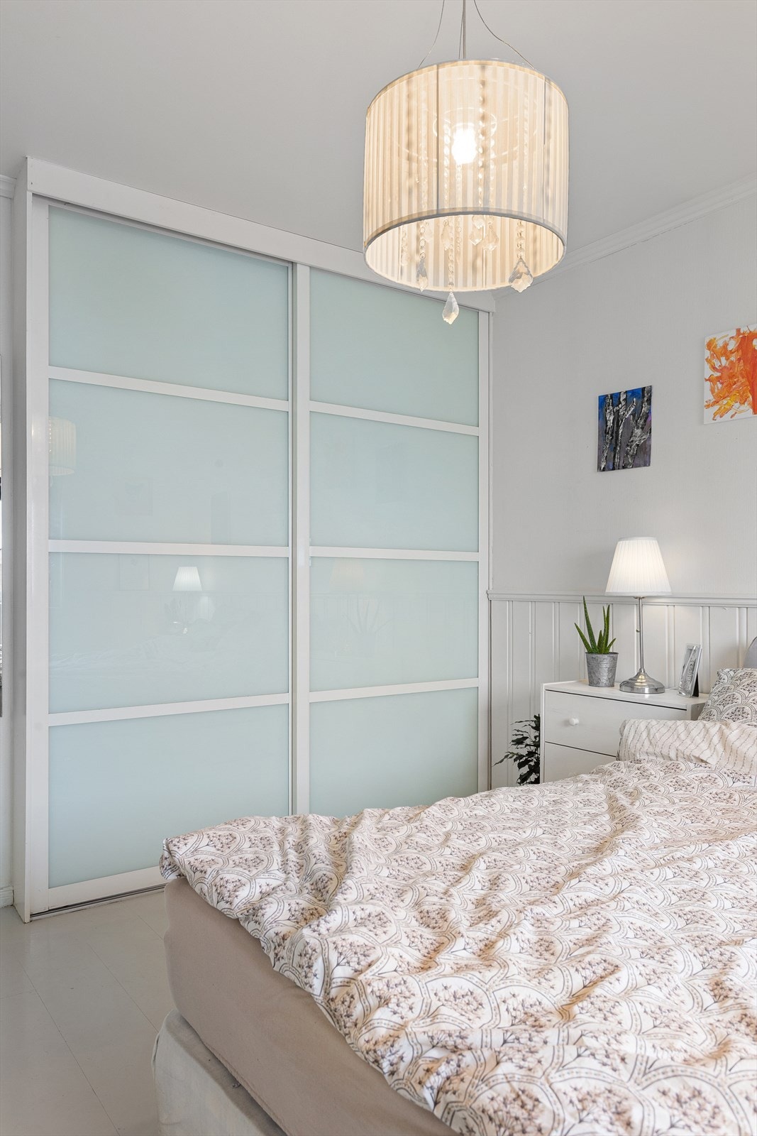 Soverommet har en stor skyvedørsgarderobe som gir rikelig med oppbevaringsplass. Galleribilde