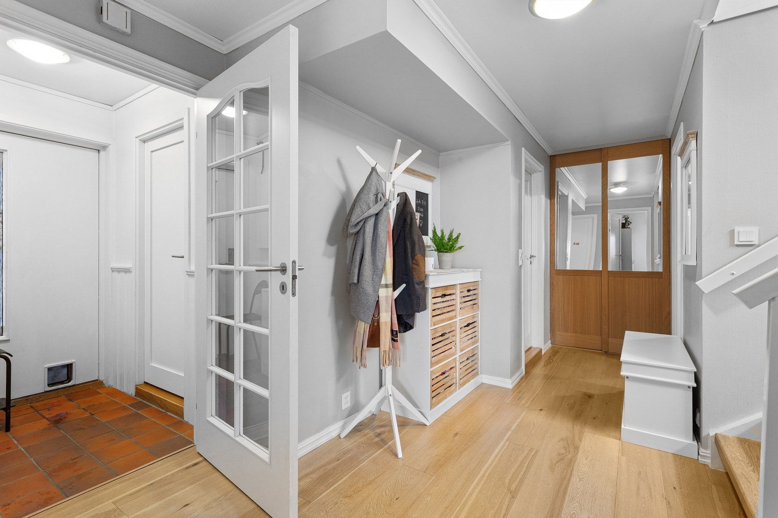 Vindfang og gang i underetasjen. Galleribilde