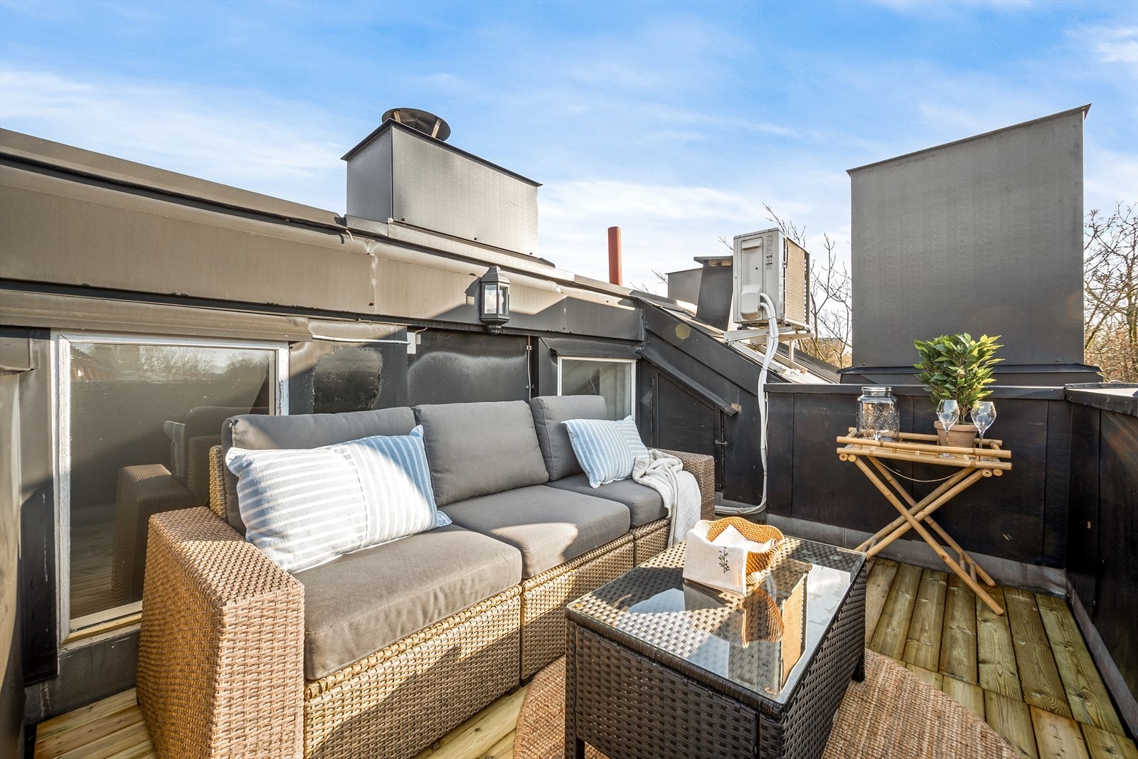 Fra stuen er det trapp opp til en herlig takterrasse. På terrassens 8 kvadratmeter er det plass til sittegruppe, grill og beplantning. Galleribilde