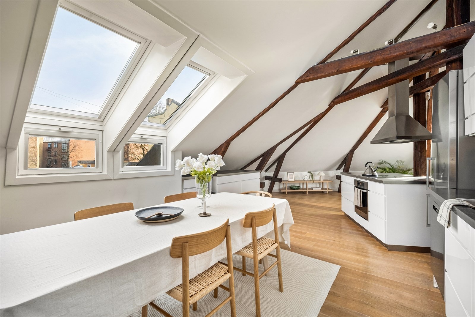 På kjøkkenet er det god plass til stor spisegruppe. Galleribilde