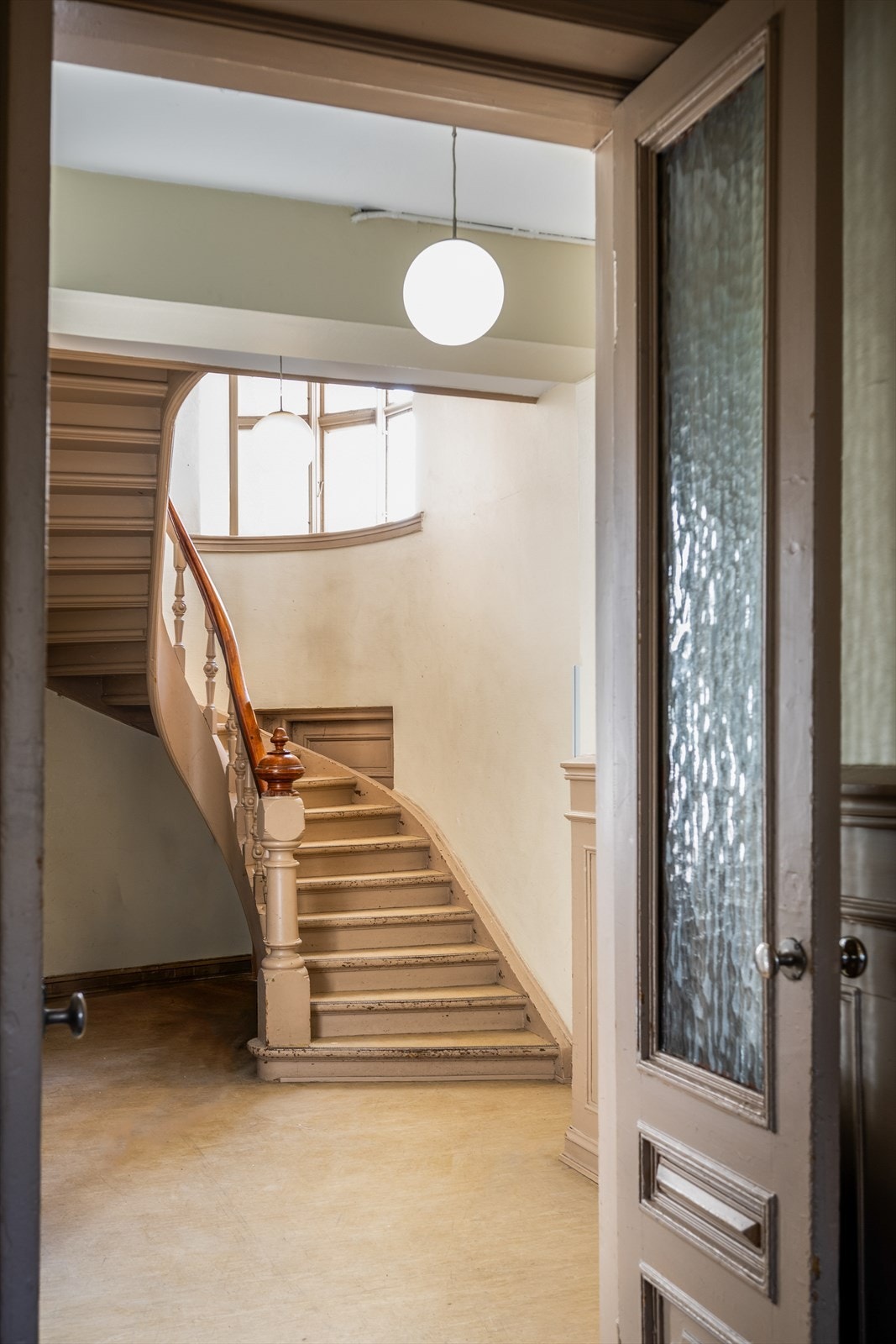 Leiligheten disponerer to boder. Den ene boden er på ca. 0,82 kvm. (en halv trapp ned i sekundærtrapp) og en kjellerbod på ca. 13 kvm. Galleribilde