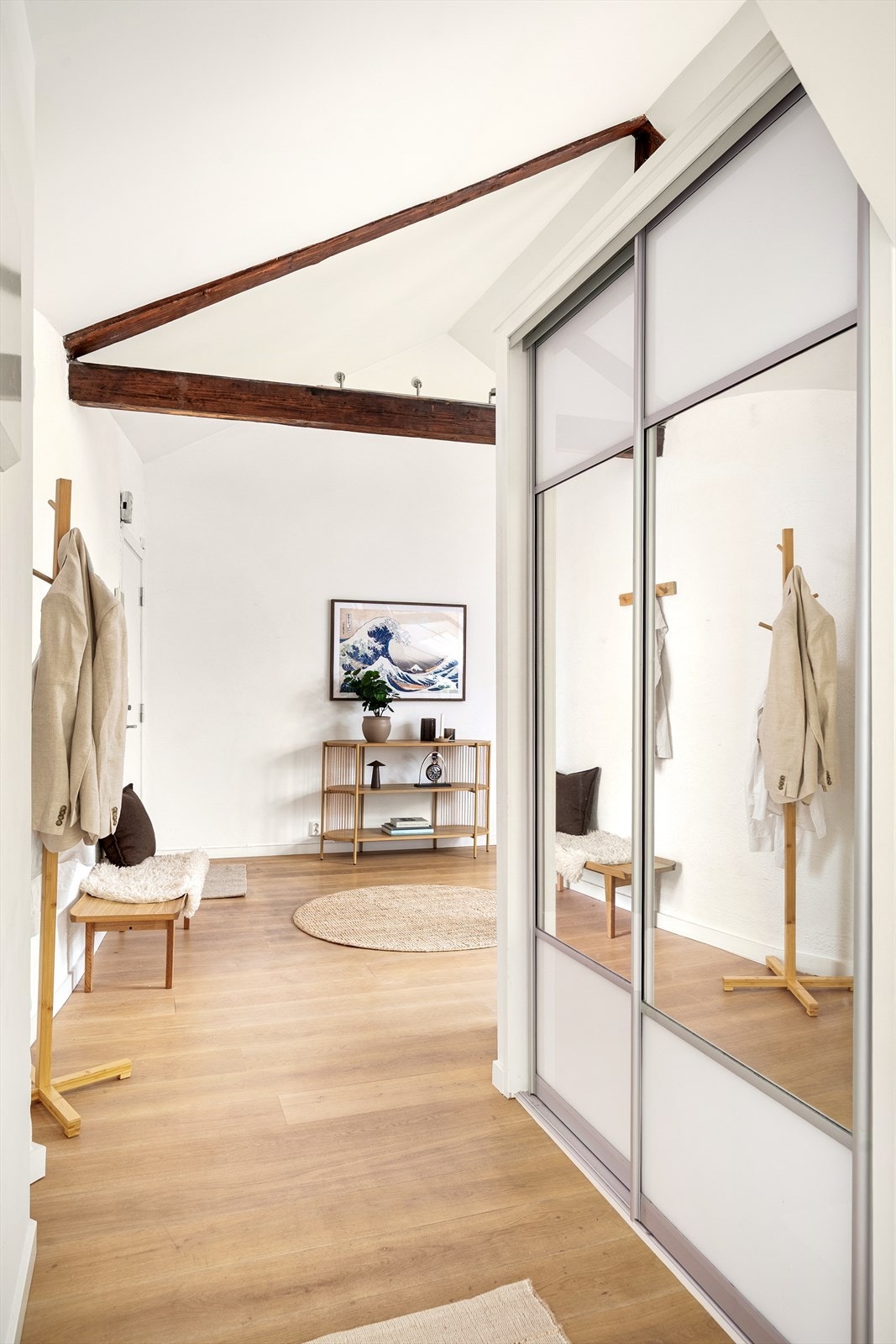 Det er skyvedørsgarderobe i gangen som sikrer ekstra lagringsplass. Galleribilde