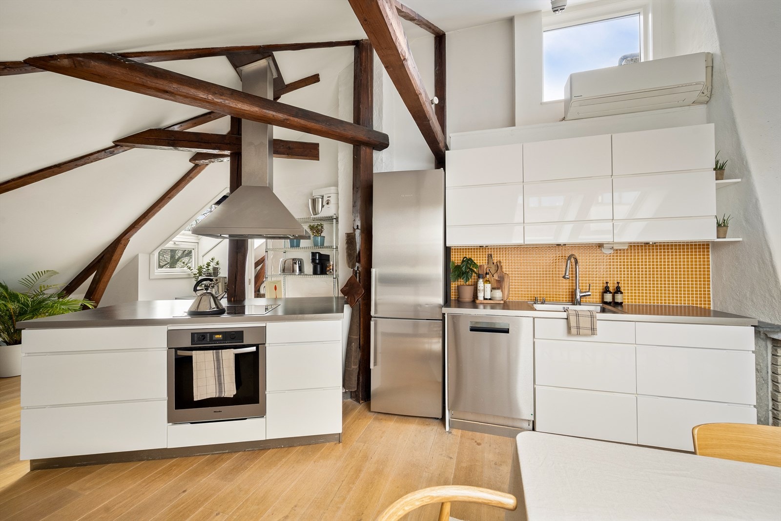 Hvitevarene består av Miele induksjonstopp med integrert stekeovn og mekanisk avtrekk over kokeplater, oppvaskmaskin og kjøl- og fryseskap. Galleribilde