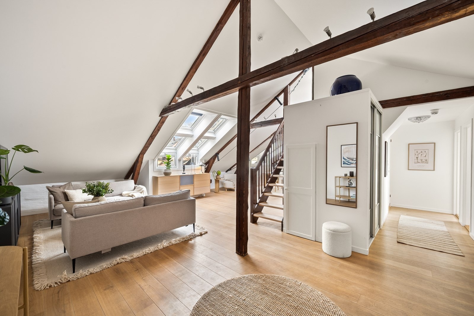 Leiligheten har en innbydende, lys og gjennomført stue med store vindusflater, generøs takhøyde og flotte detaljer. Galleribilde