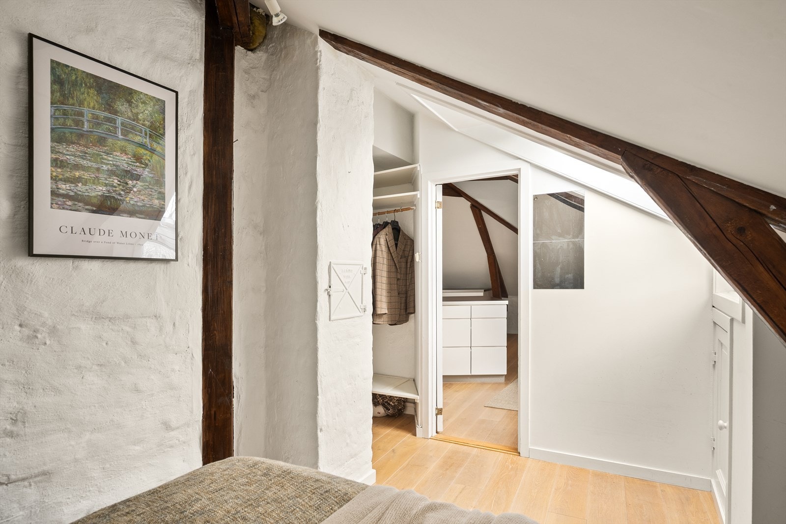 Soverommet har åpen og skjermet garderobeløsning og dør til baktrapp. Galleribilde