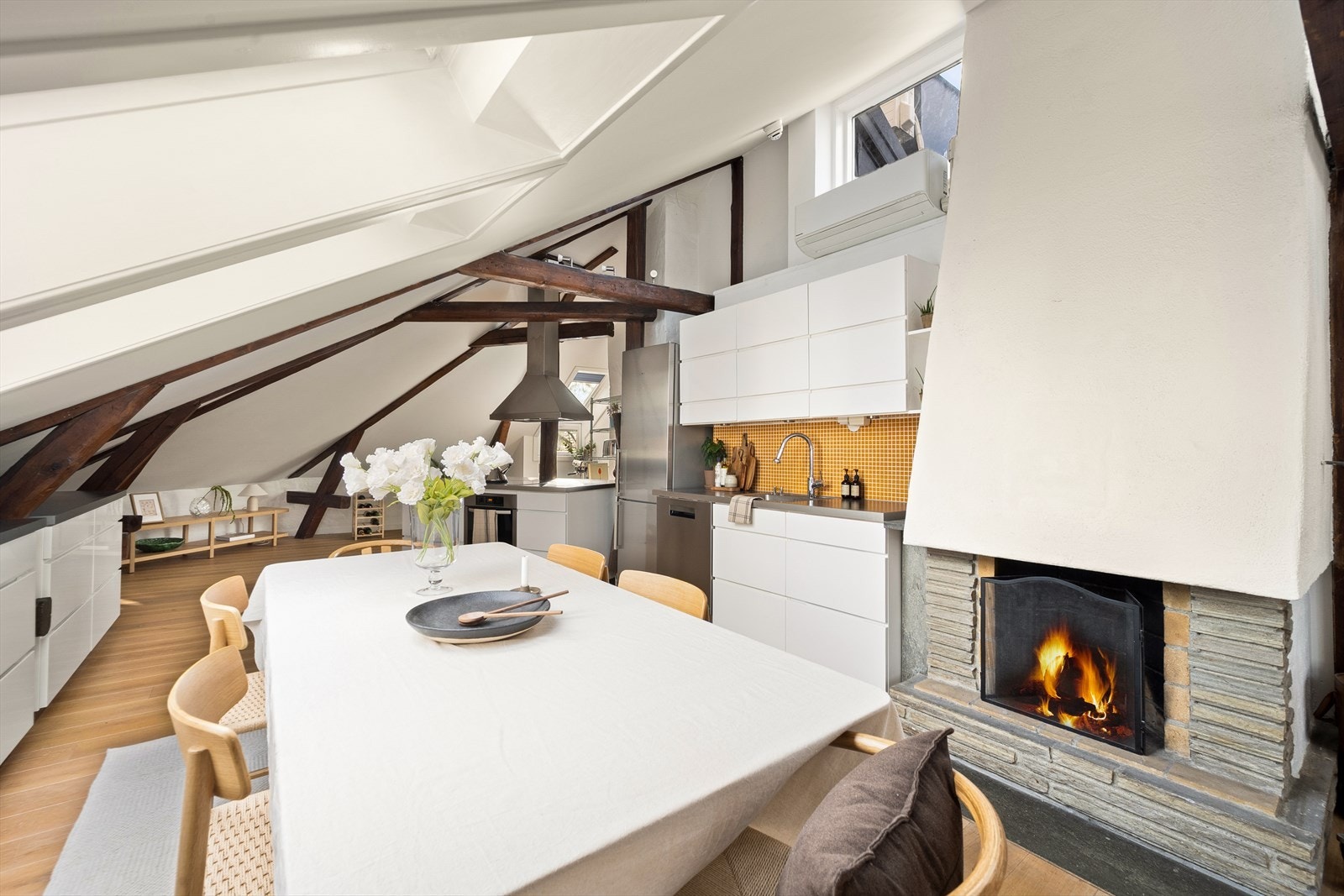 Den stemningsfulle peisen gir behagelig, vedvarende varme og bidrar til hyggelig stemning på kalde høst- og vinterkvelder. Galleribilde