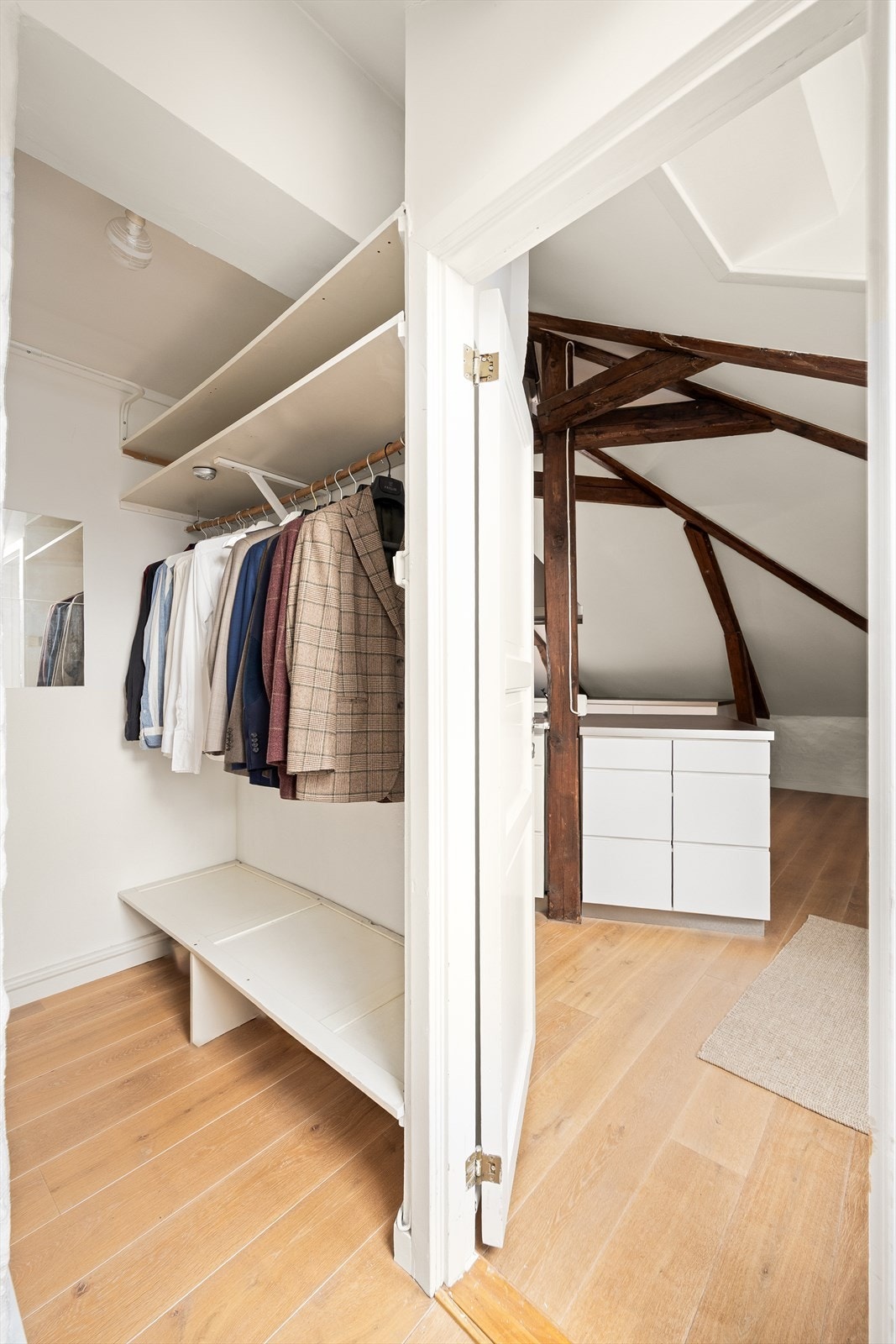 Her er det innredet med garderobestang og hyller. Galleribilde