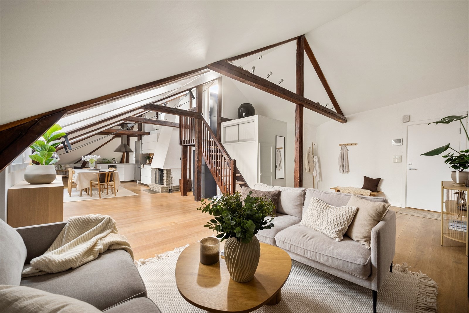 En lys, romslig og gjennomført 4-roms toppleilighet med ettertraktet beliggenhet på Uranienborg - rett bak Slottet. Galleribilde