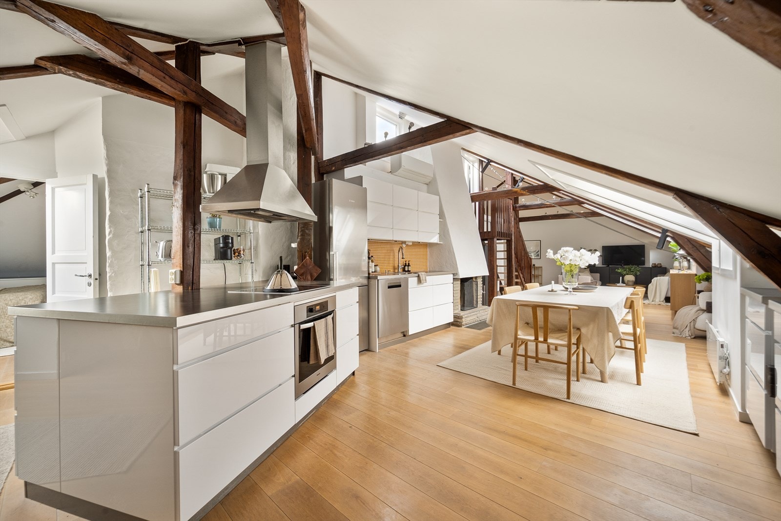 Kjøkkenet er utnyttet til det maksimale med skap- og benkeplass. Dette kjøkkenet passer perfekt for deg som er glad i å lage mat! Galleribilde