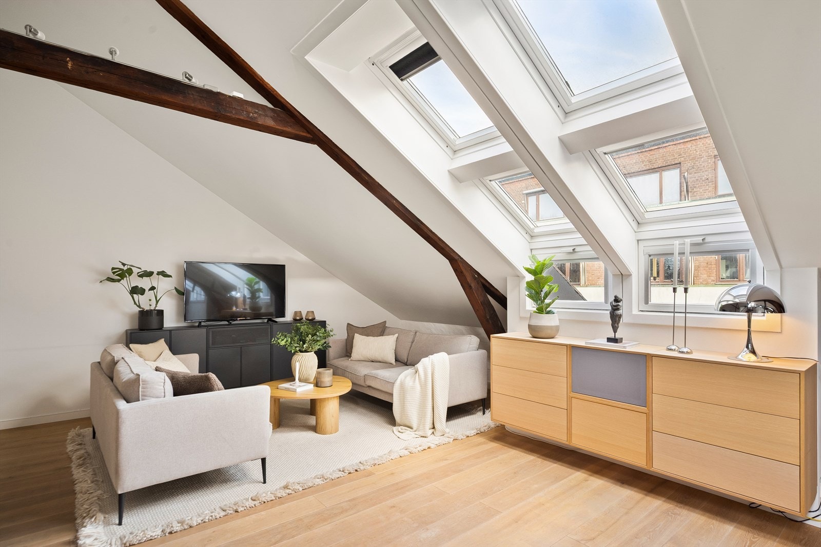 Det er god plass til både stor sofagruppe med tilhørende sofabord og tv-benk. Galleribilde