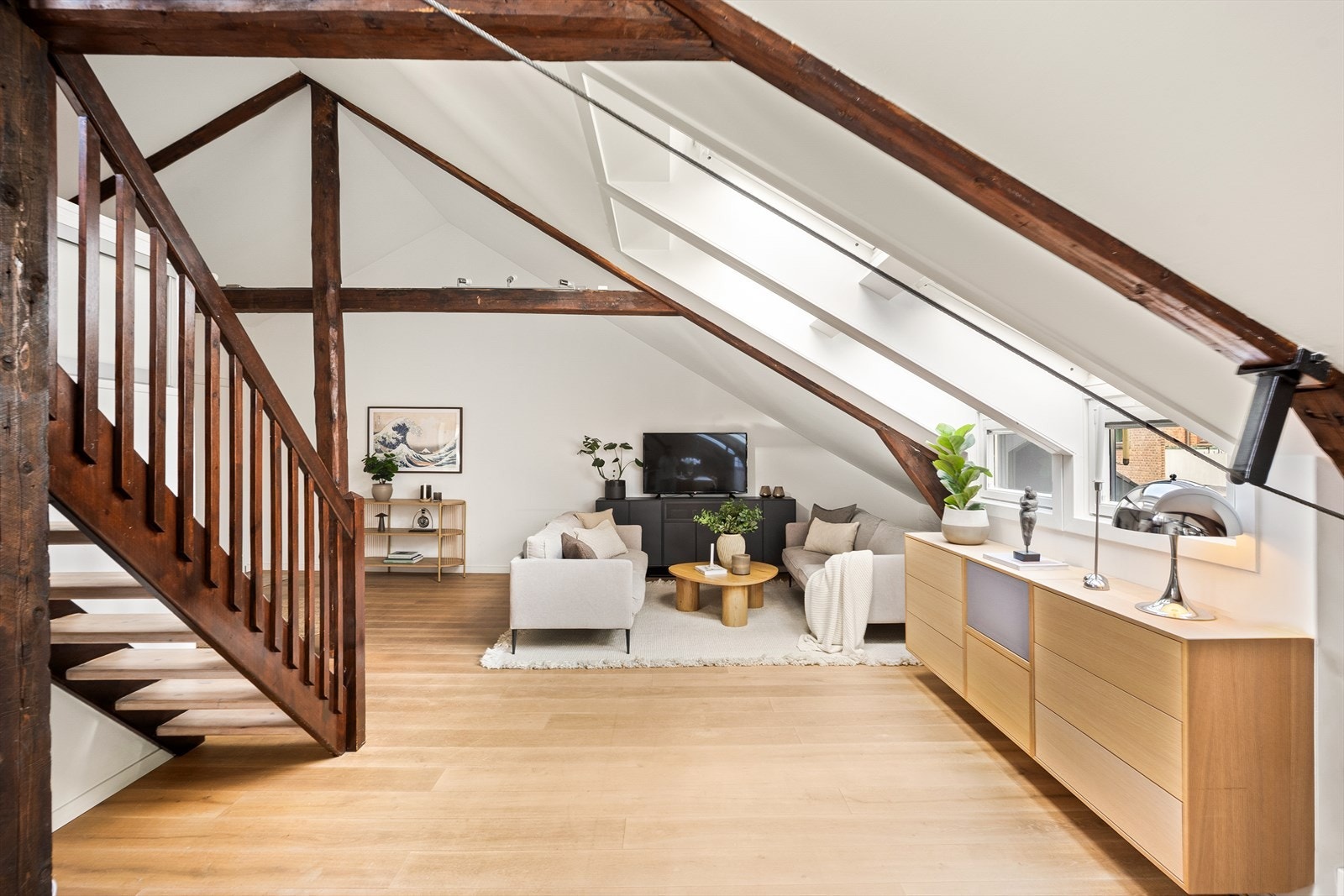 Toppleiligheten inneholder entré, kjøkken, stue, tre soverom og bad. Galleribilde