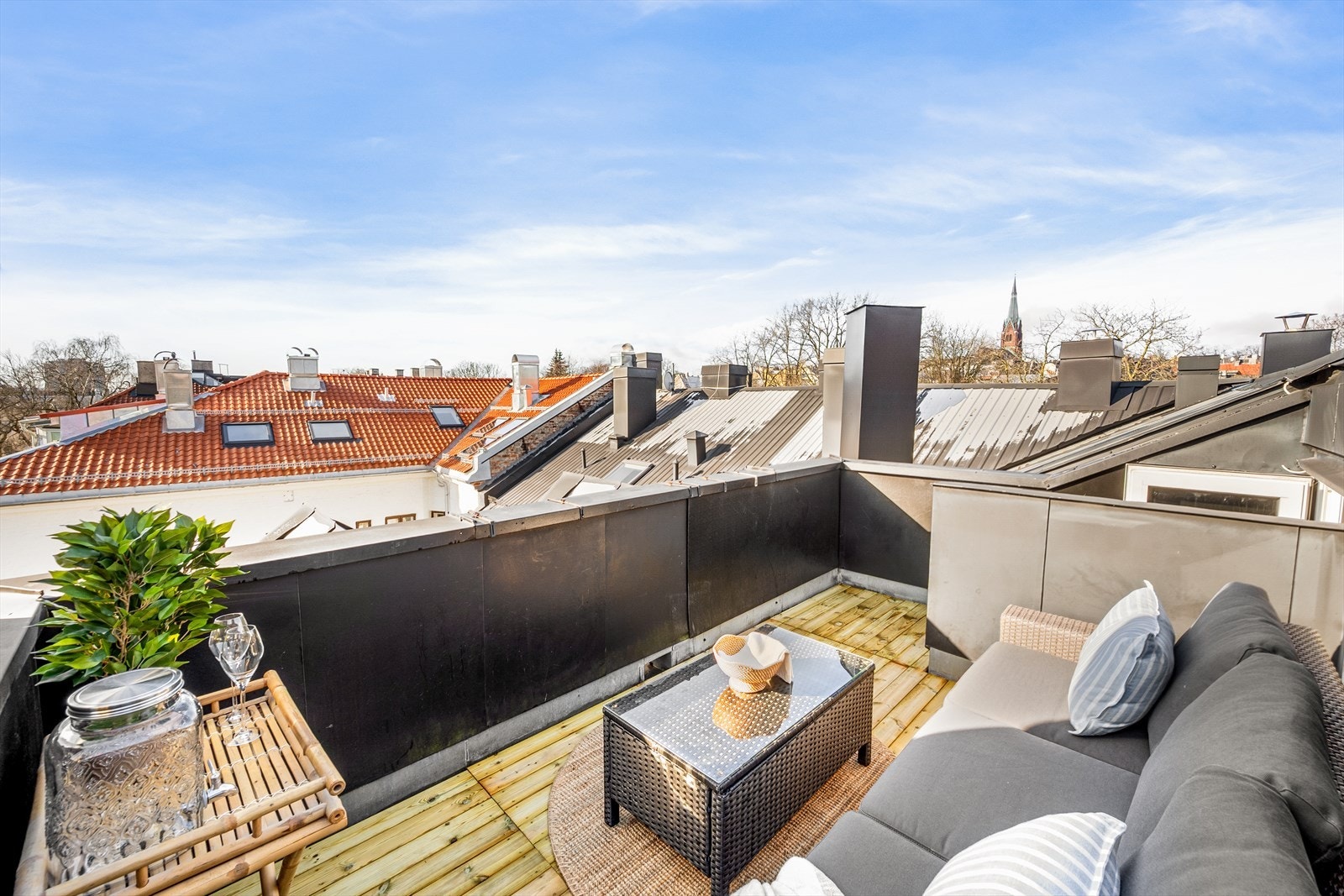 Kasper Hillås har gleden av å presentere Uranienborgveien 4. Foto: Martine Eren Jacobsen. Galleribilde