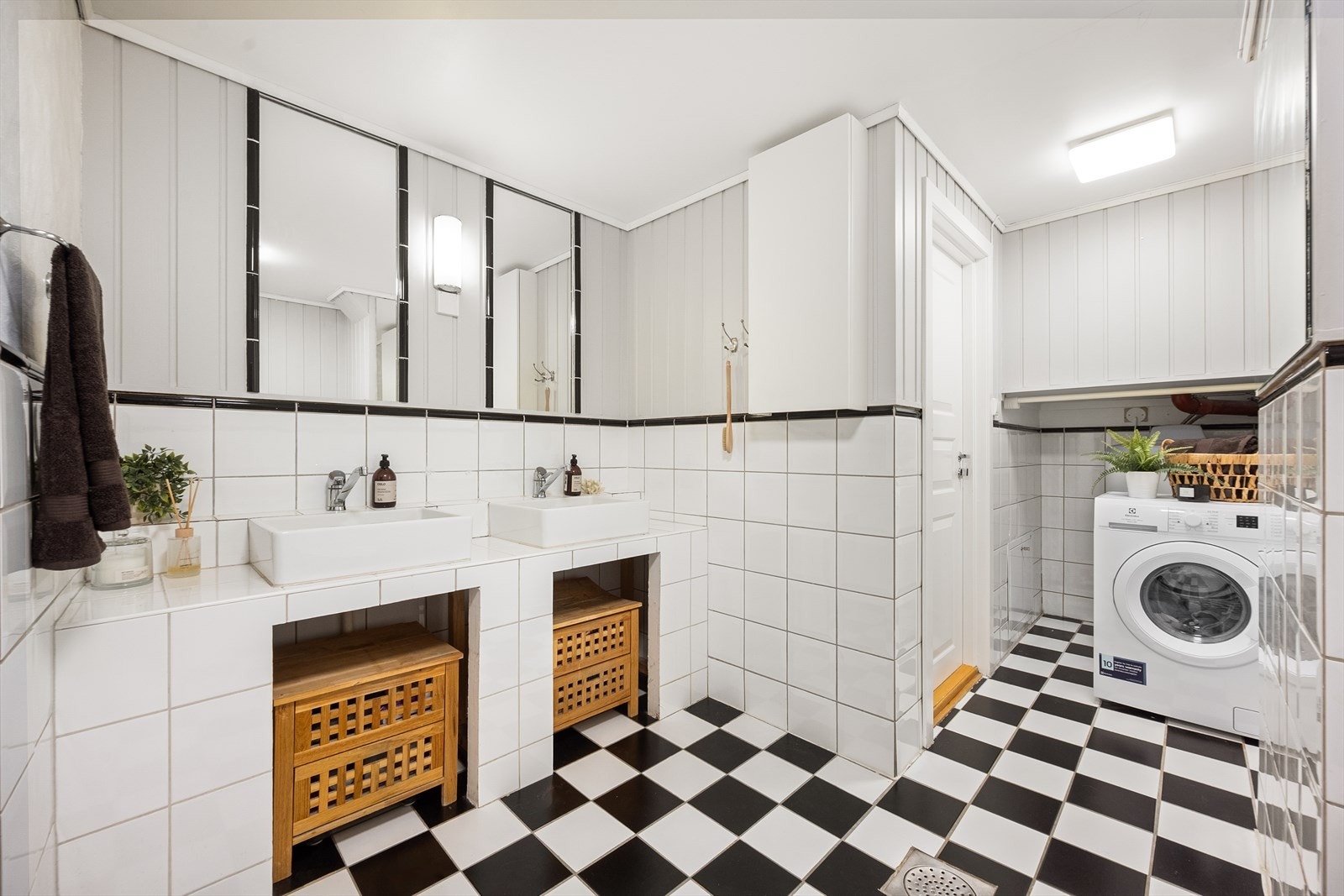 Det er opplegg for vaskemaskin og elektrisk styrt vifte. Galleribilde