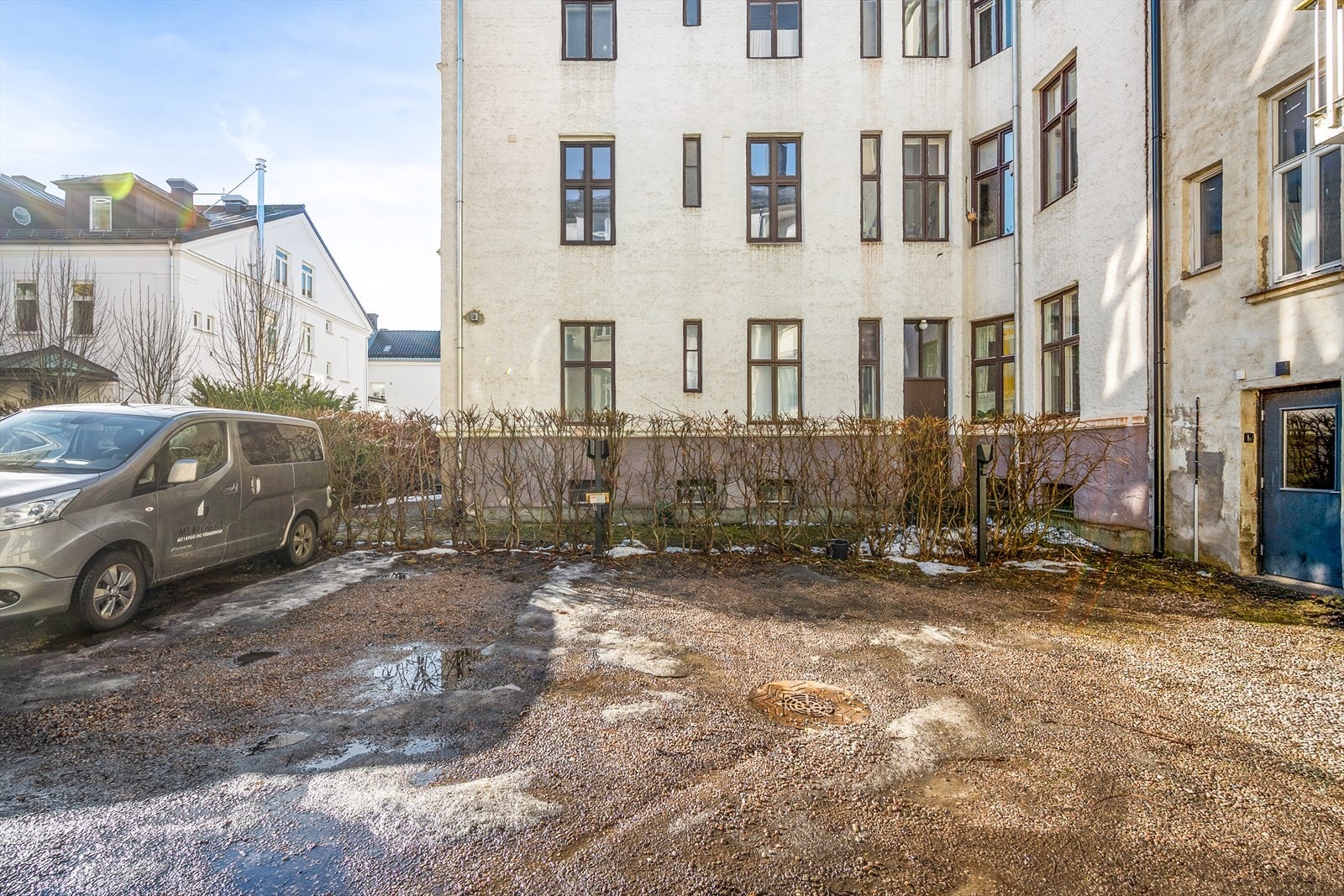 Seksjonen har parkeringsplass i bakgården. Det er installert elbil-lader. Galleribilde