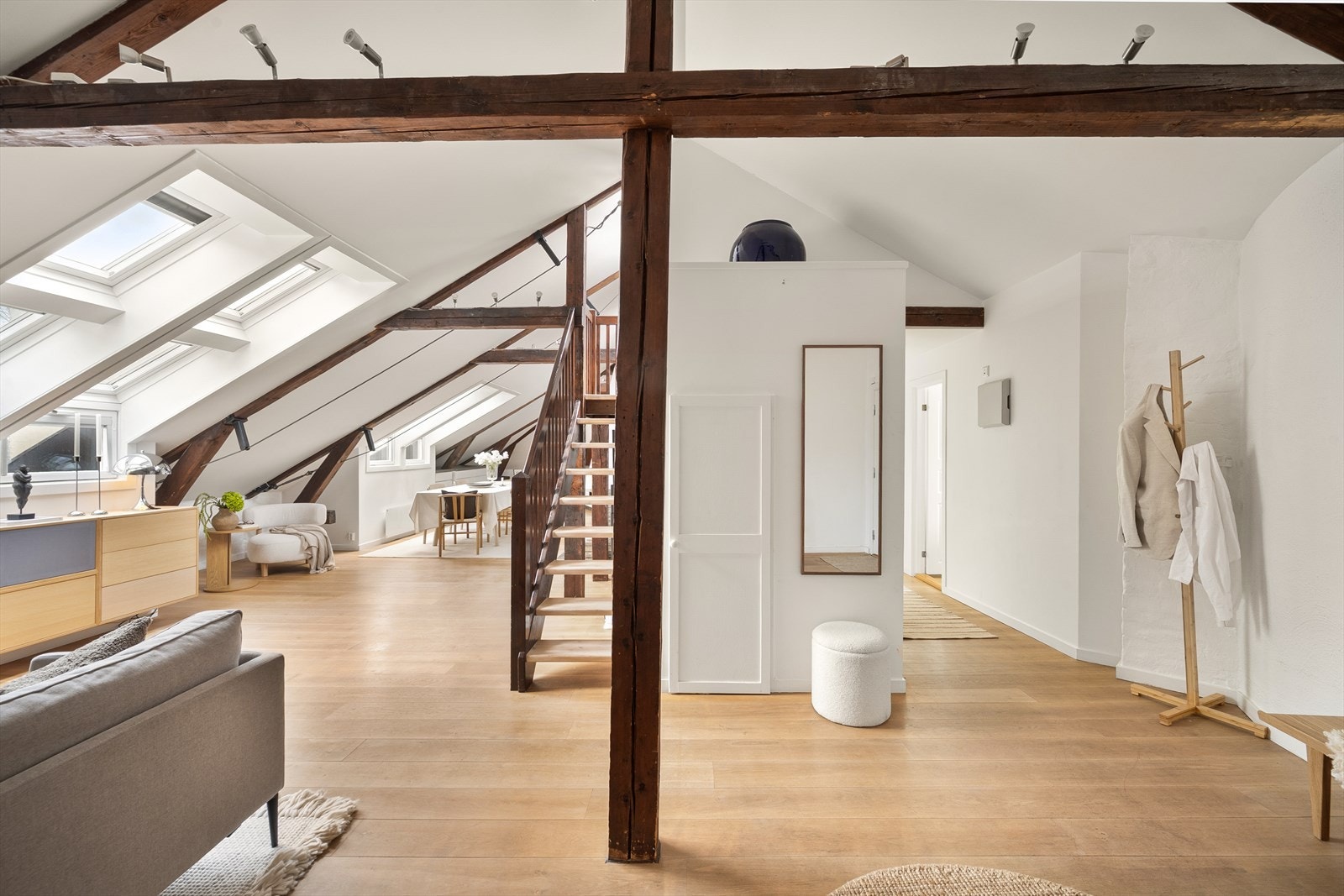 De synlige bærebjelkene gir karakteristisk særpreg. Galleribilde