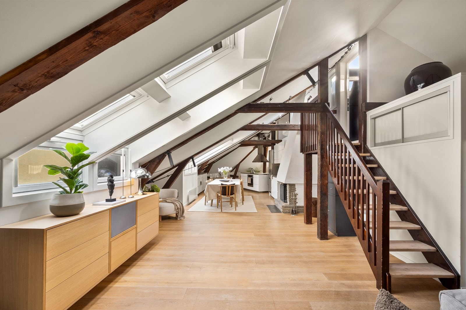 Rommet er romslig, og har en åpen og sosial planløsning, samtidig er det et naturlig skille mellom kjøkkenet og stuen. Galleribilde