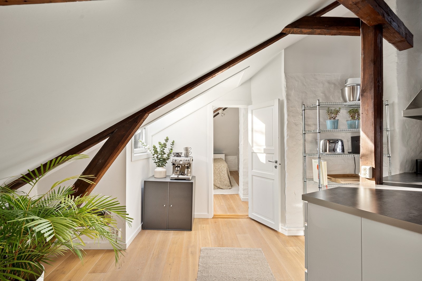 Det er adkomst til hovedsoverommet fra kjøkkenet. Galleribilde