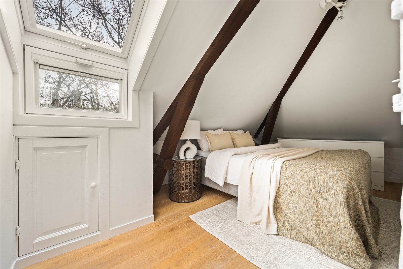 Alle rommene har store vindusflater som gir rikelig med naturlig lys og gode luftemuligheter. Galleribilde