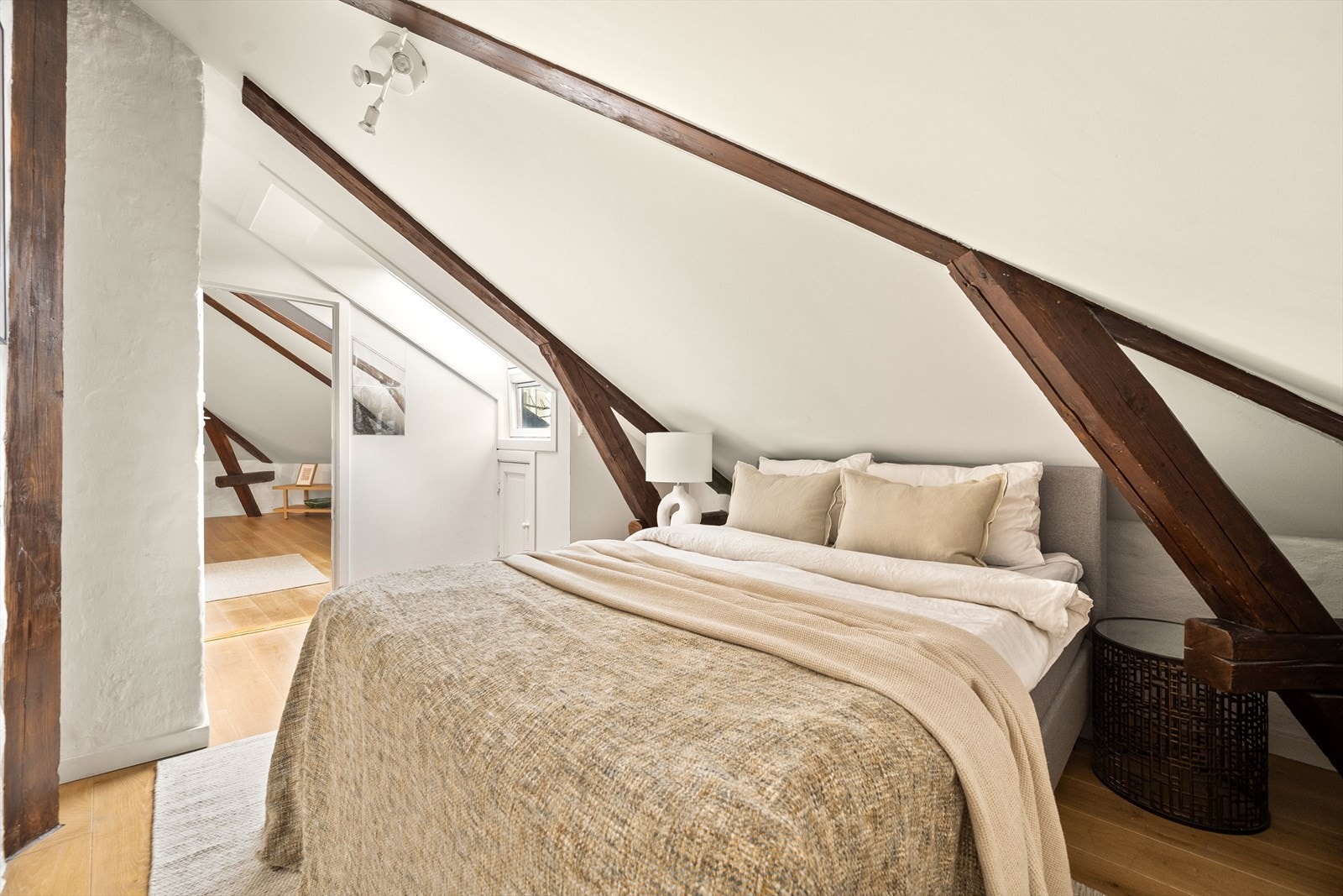 Hovedsoverommet er romslig, og har god plass til dobbeltseng, nattbord og garderobeskap/kommode. Galleribilde