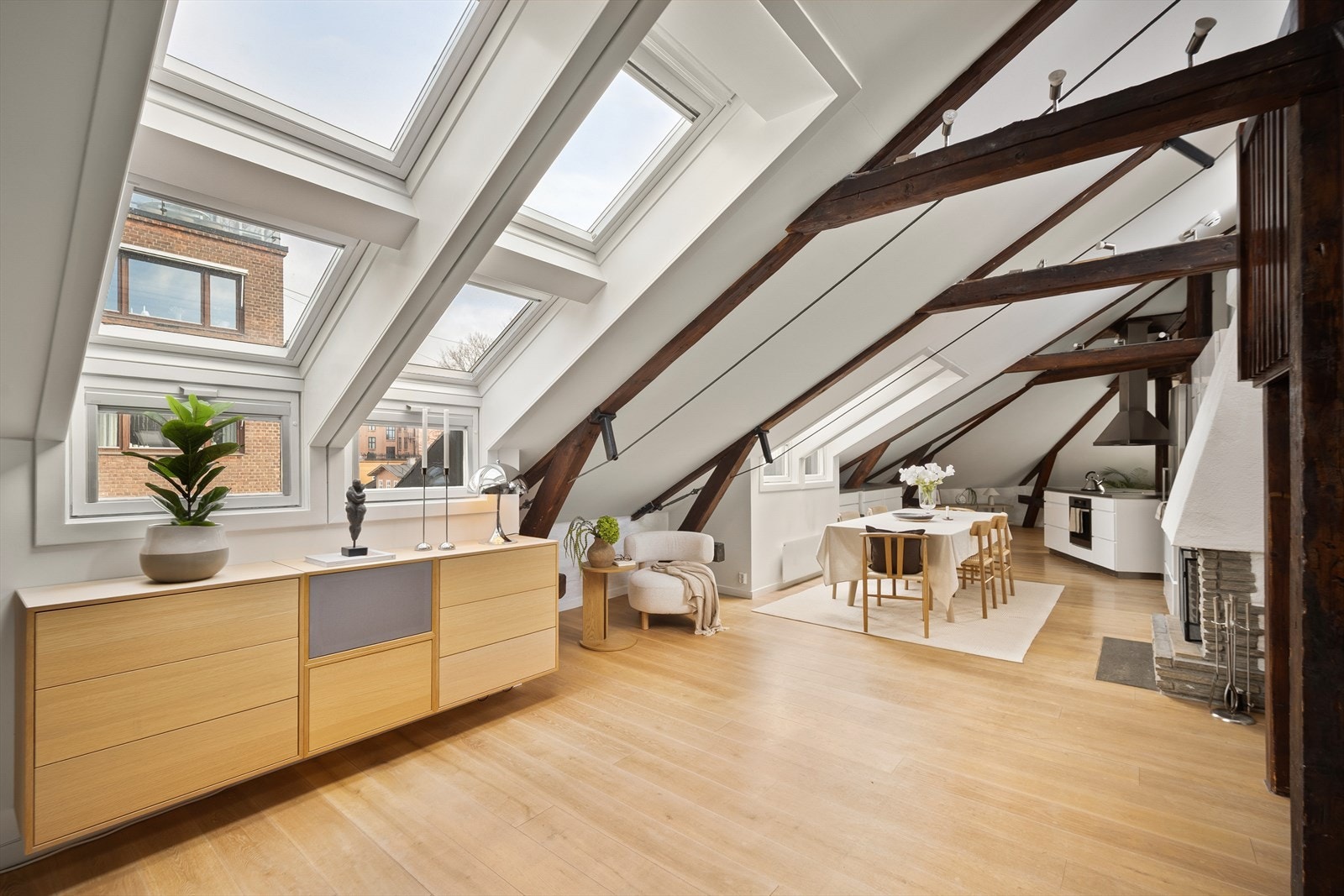 Leiligheten har gjennomførte og lune overflater, som består av eikeparkett og veggene er malt i lyse farger. Veggene ble sparklet og malt i 2019. Galleribilde