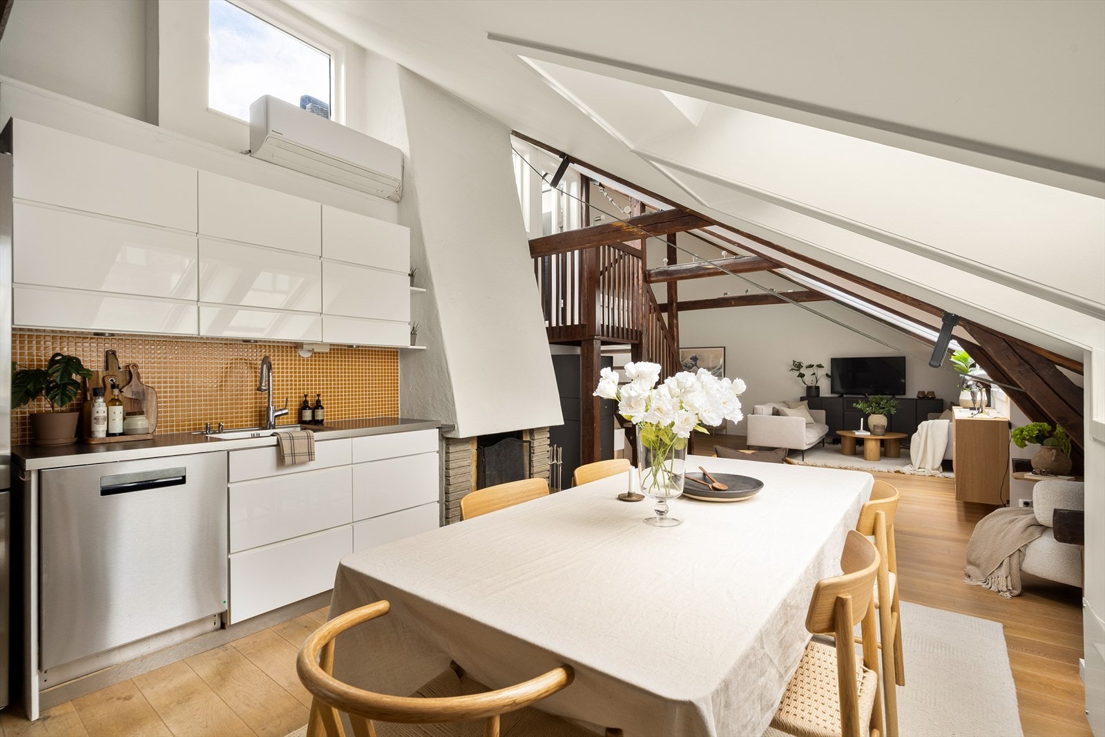 Innredning fra 2011 med hvite, glatte fronter og benkeplate i laminat. Galleribilde