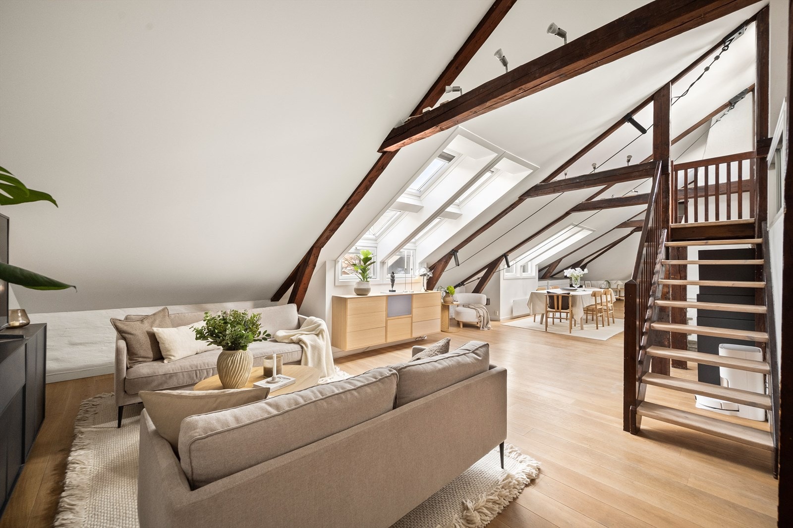 Det er godt lysinnslipp via store vindusflater. Galleribilde