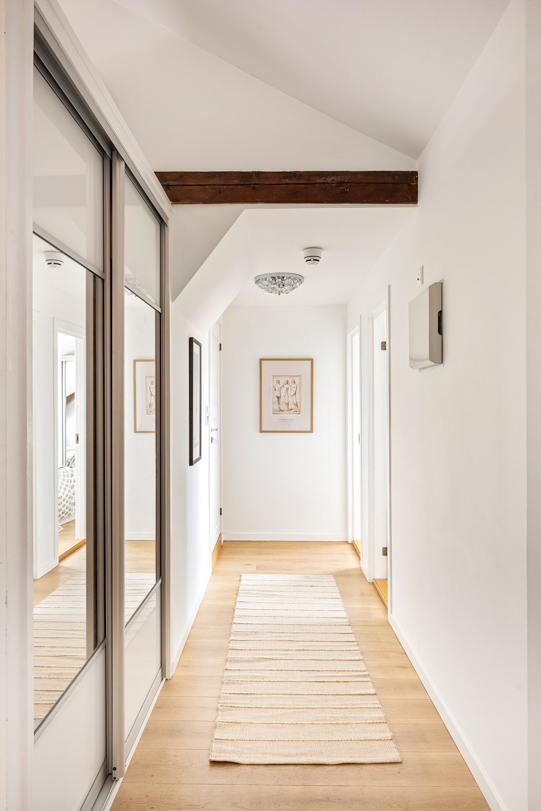 Badet, soverom 2 og 3 har adkomst fra mellomgangen. Galleribilde