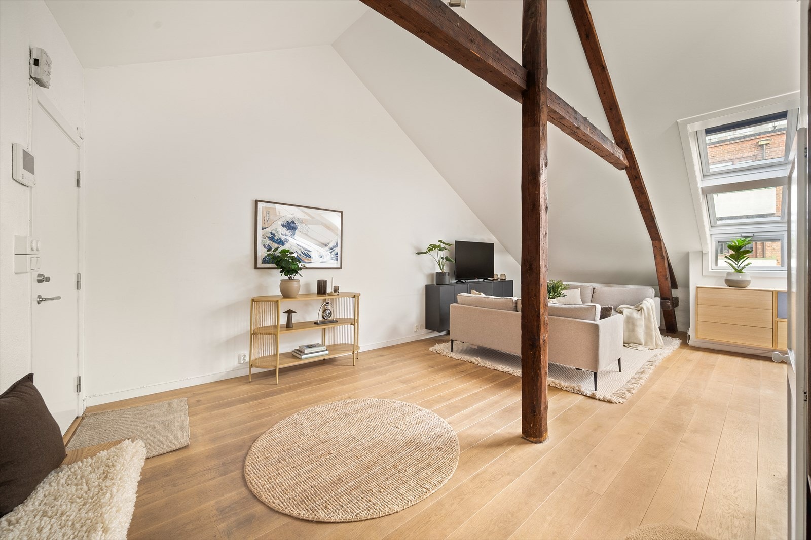 Velkommen inn! Ved inngangsdøren er det plass til knagger og skohylle for oppbevaring av yttertøy. Galleribilde