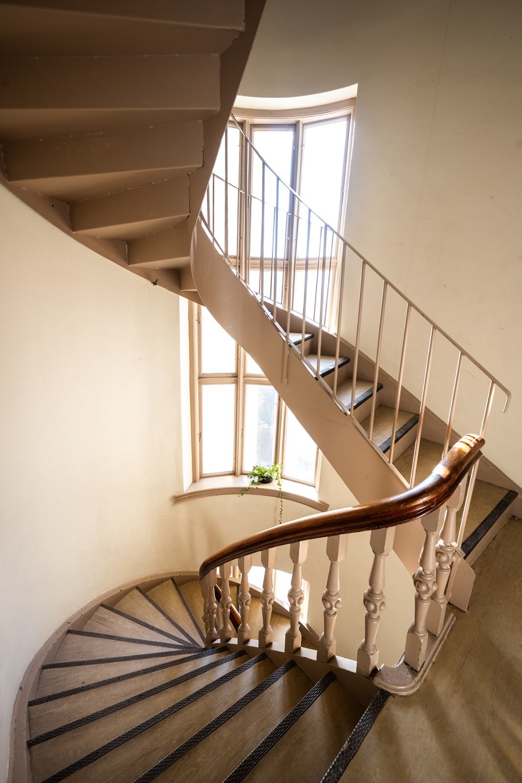 Leiligheten ligger i en ærverdig bygård fra 1896. Galleribilde