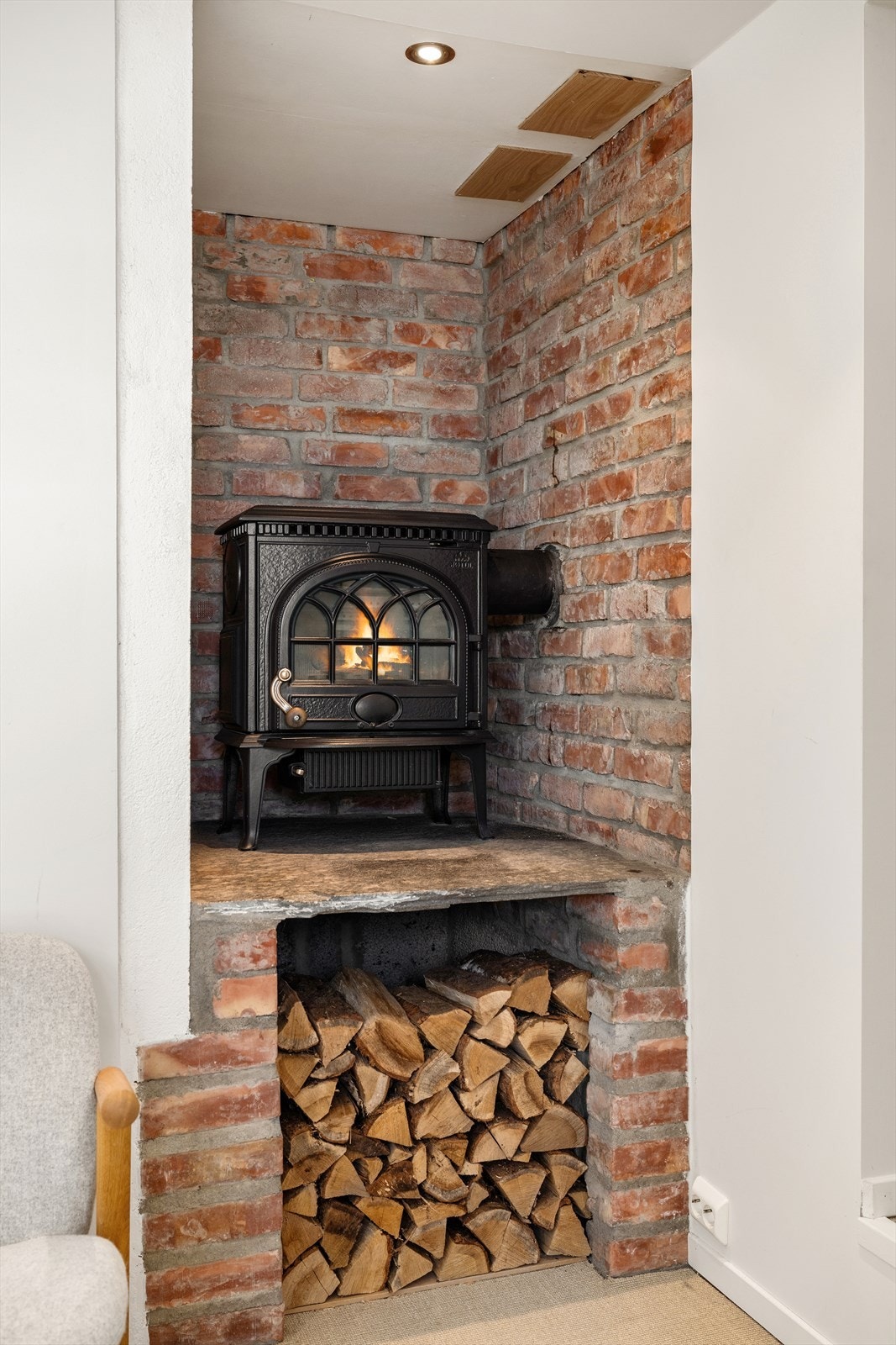 Peisen bidrar til lun og effektiv oppvarming av boligen på kjølige dager. Her kan man fyre opp, og få varmen oppover. Galleribilde