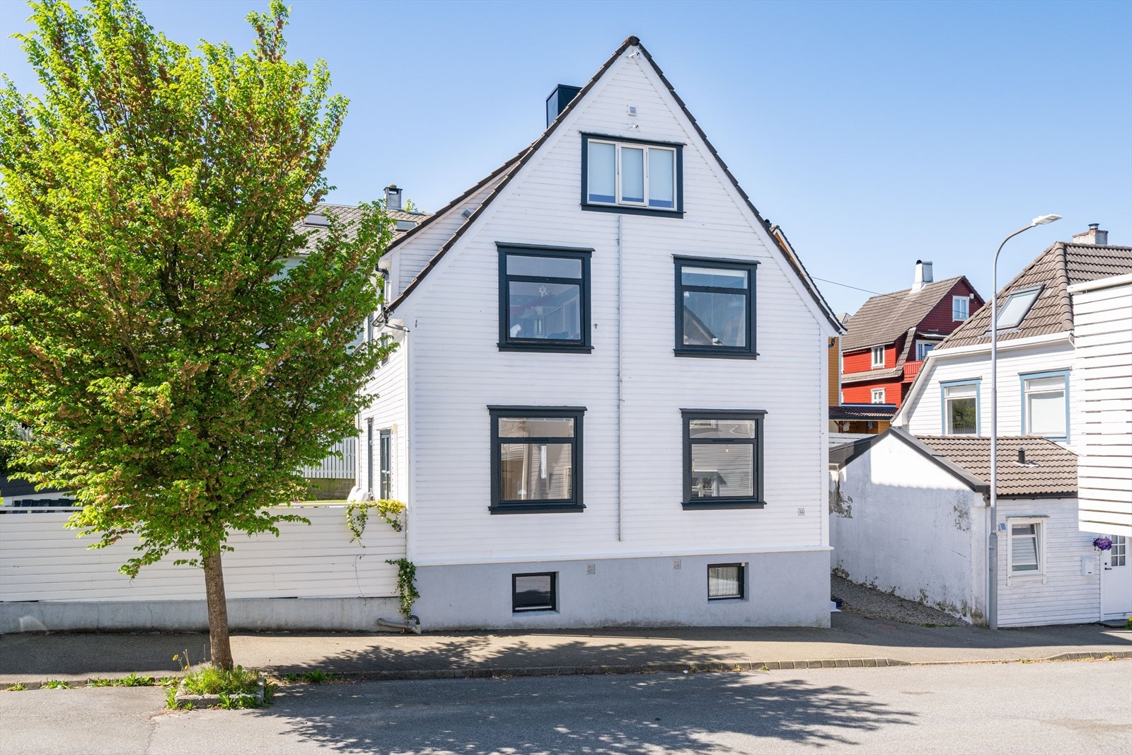 I tillegg til innredet areal i kjeller, disponerer også leiligheten bod i kjeller. Parkering i gate (sone). Galleribilde