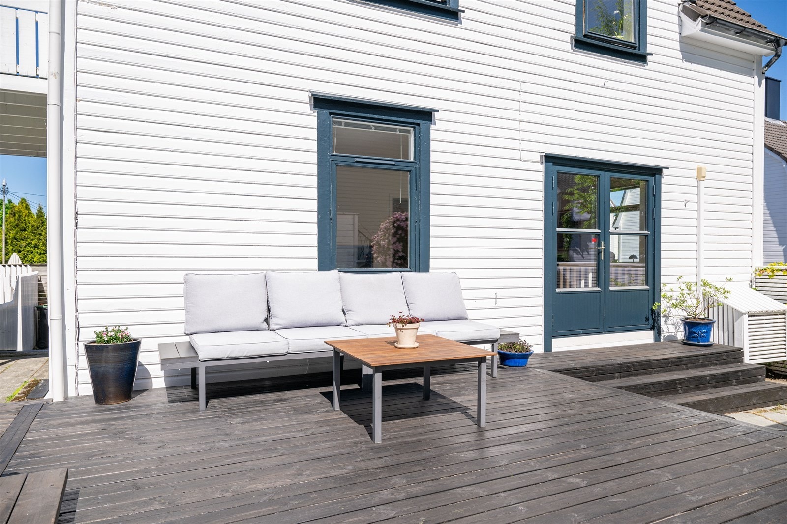 Den doble terrassedøren kan åpnes helt opp og skaper en sømløs overgang fra hagen og inn i stuen. Galleribilde