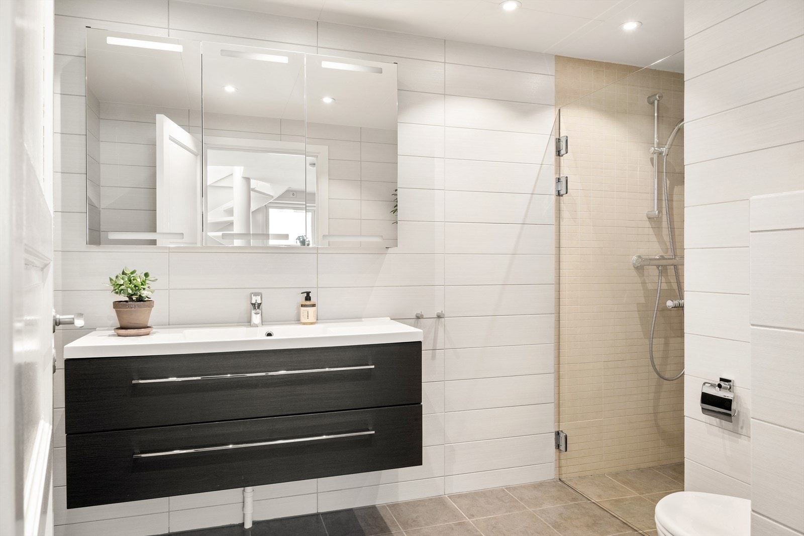 Boligens bad er helfliset og ble utført av fagfolk i 2011. Galleribilde