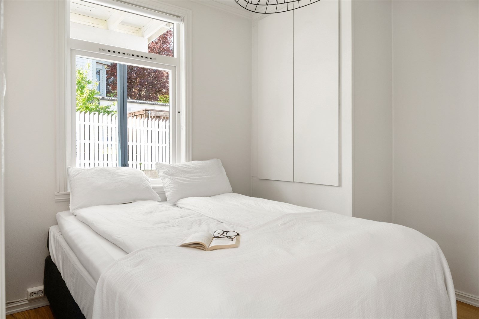 Hovedsoverommet har god plass til seng og nattbord, samt et stedbygd garderobeskap som gir rikelig med oppbevaringsmuligheter. Galleribilde