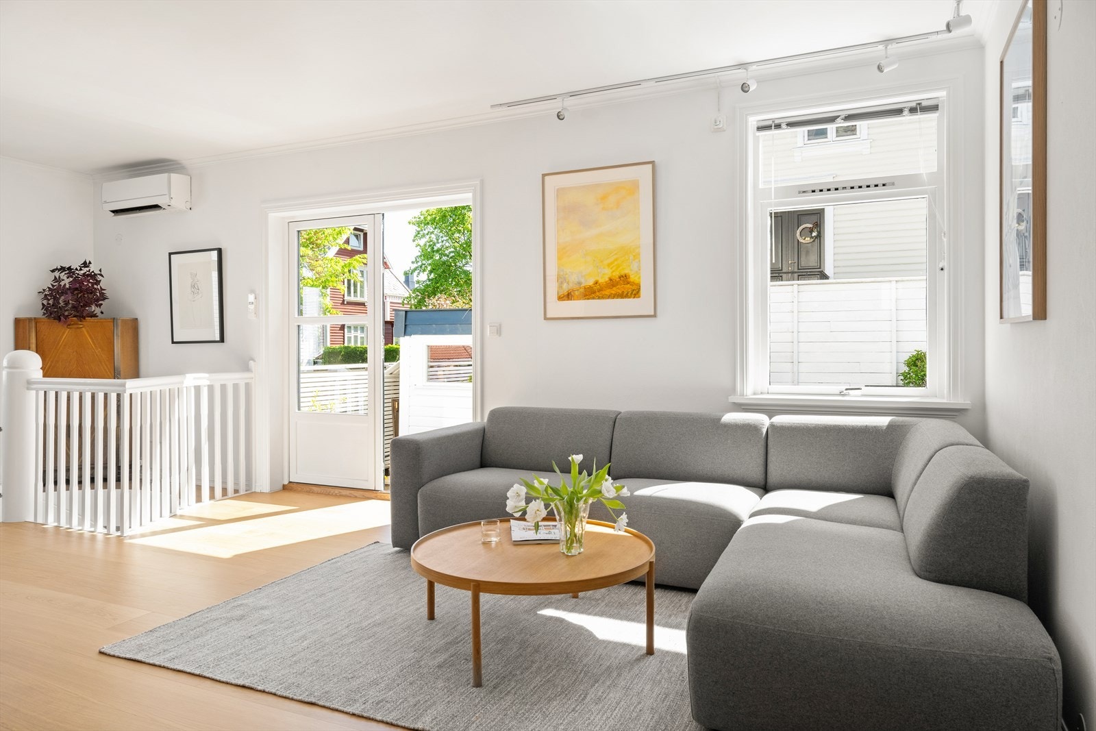 Stuen har god plass til både sofa, TV-møbel og et stort spisebord i naturlig tilknytning til kjøkkenet. Galleribilde