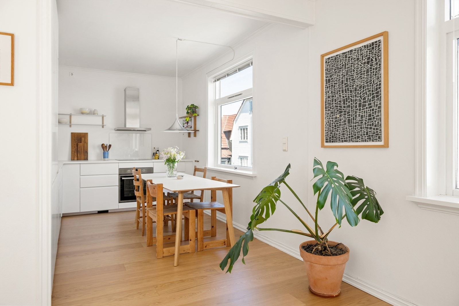 Leiligheten har gjennomgående enstavs herdet eikeparkett fra 2023 i hele 1. etasje. Galleribilde