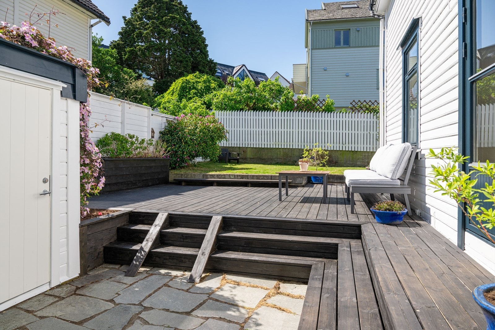 Denne delen av uteområdet er privat. Legg også merke til den utvendige boden som tilhører seksjonen. Galleribilde