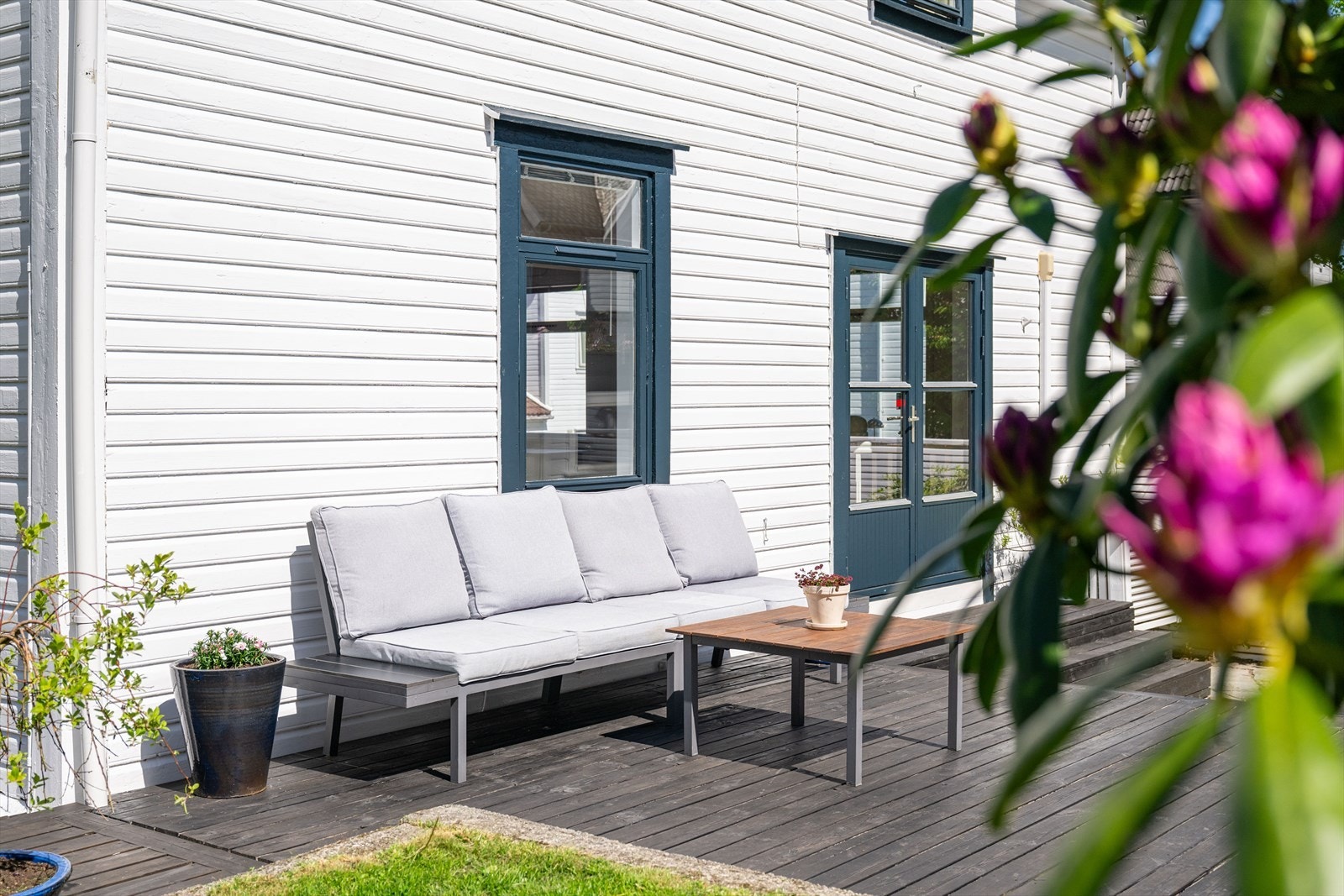 I tillegg disponerer boligen et privat uteområde med romslig terrasse, steinheller og bod. Galleribilde