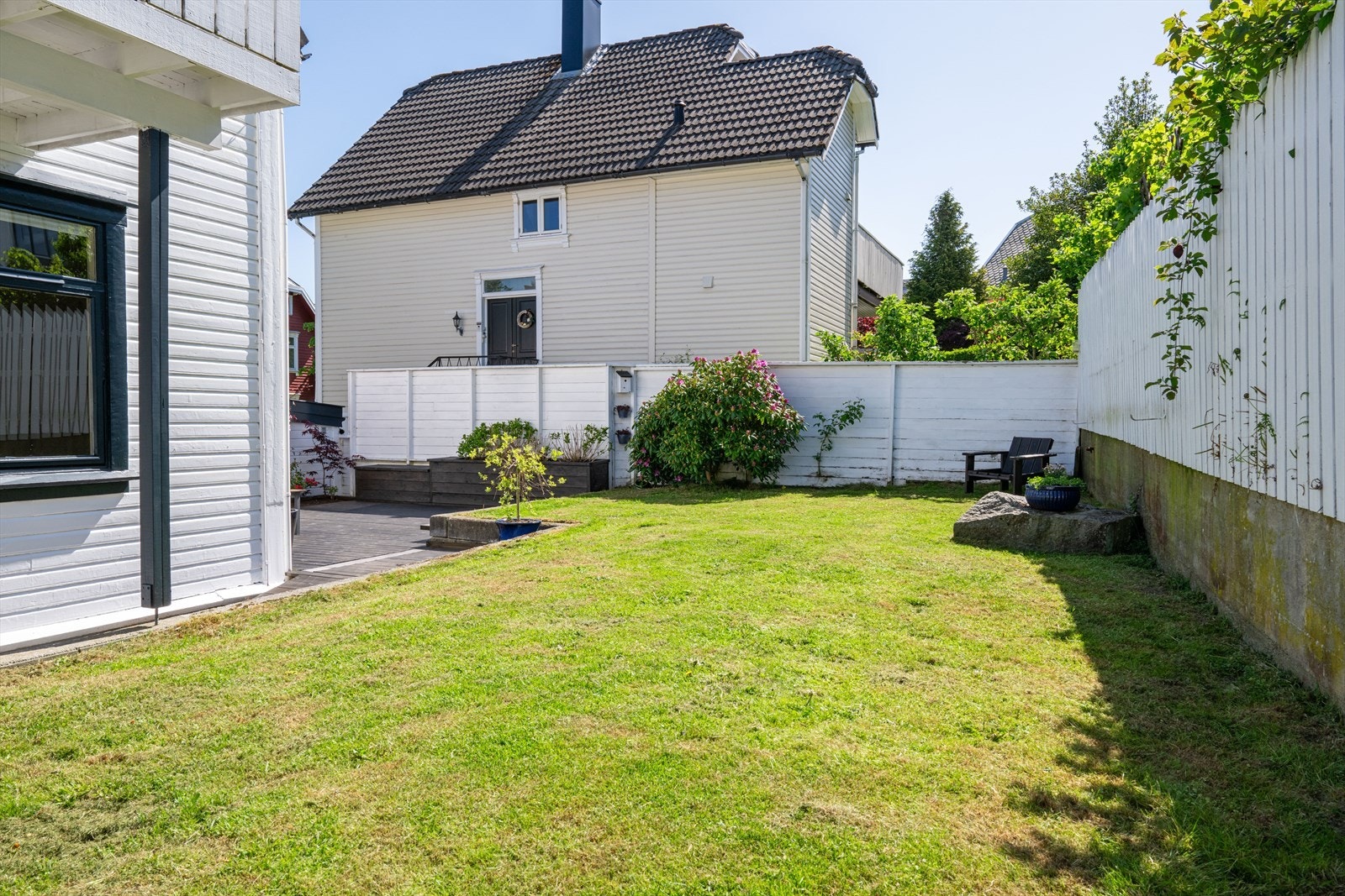 Eiendommen har et svært pent opparbeidet hageområde som deles med seksjonen over. Galleribilde