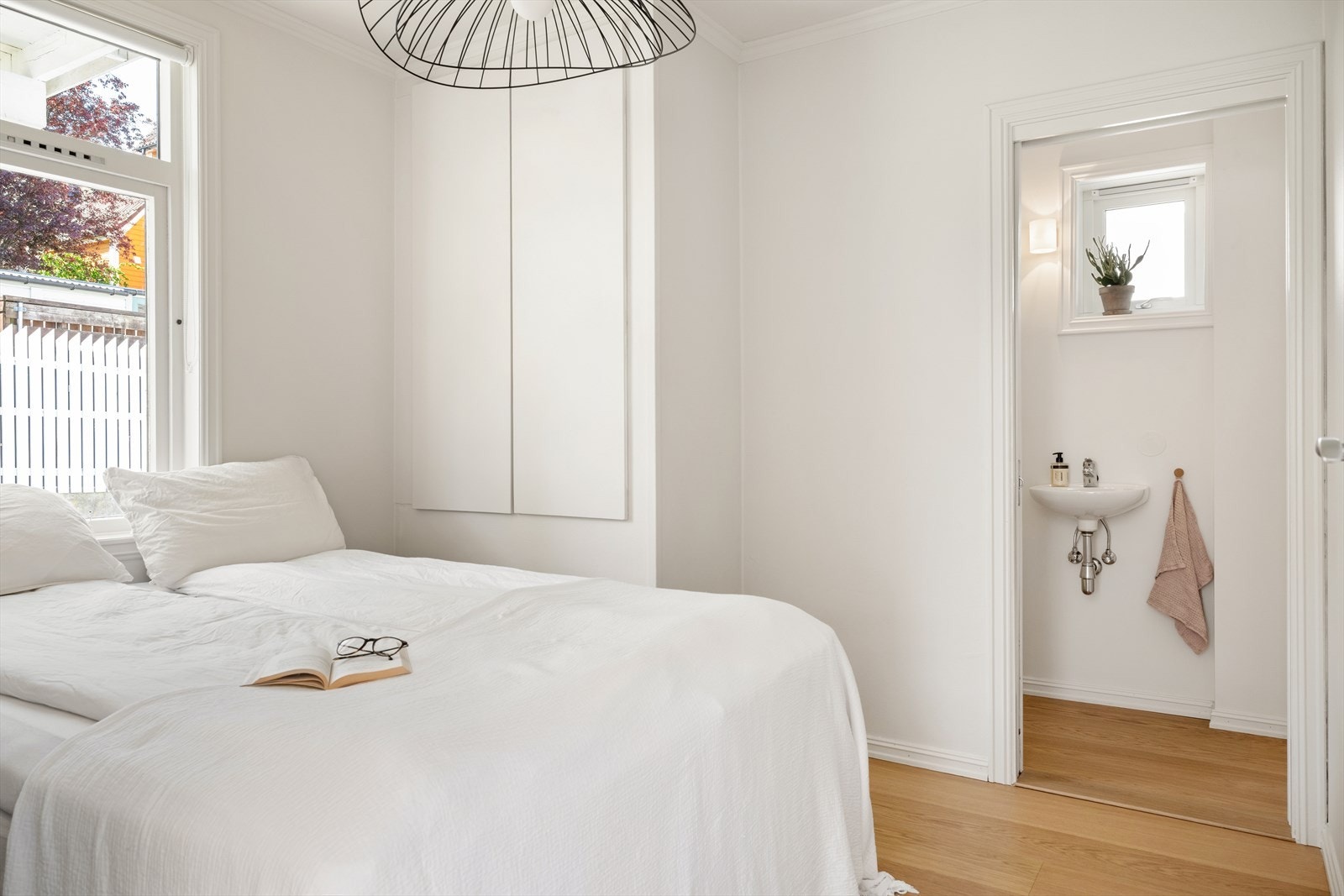 Fra hovedsoverommet er det direkte adkomst til et toalettrom, innredet med toalett og enkel servant. Galleribilde