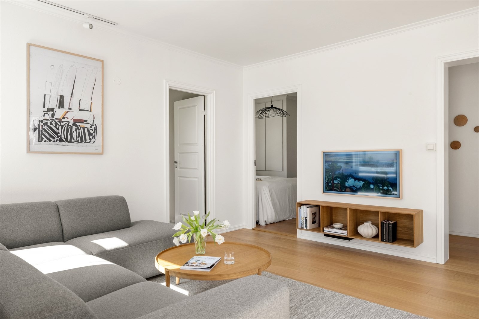 Boligen har to romslige soverom, begge praktisk plassert i 1. etasje, en løsning som er både funksjonell og familievennlig. Galleribilde